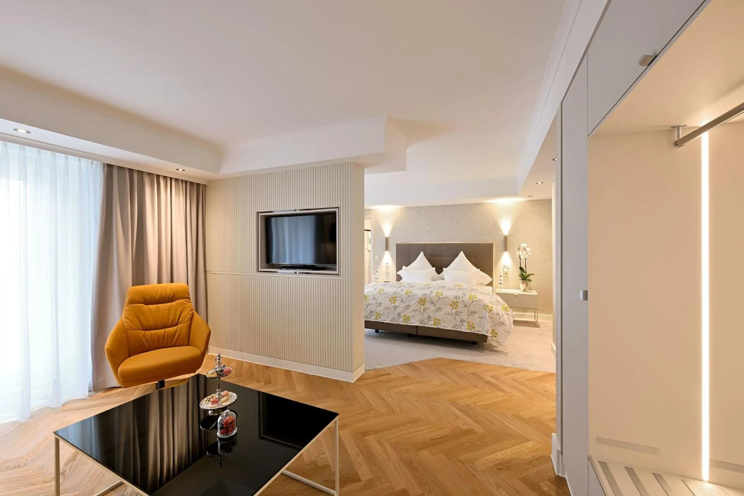 TV and multimedia, Bed in Kastens Hotel Luisenhof