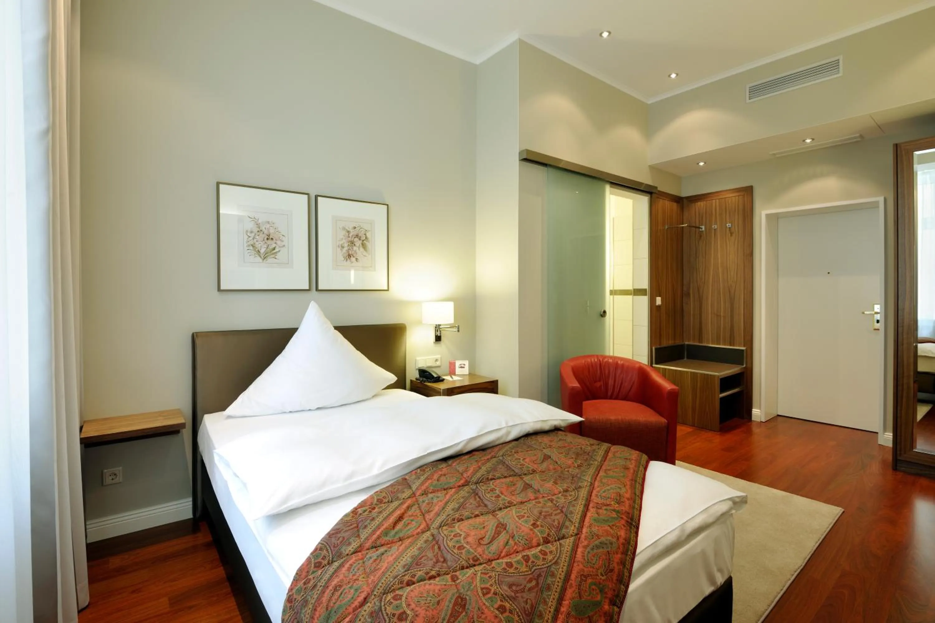 Photo of the whole room, Bed in Kastens Hotel Luisenhof