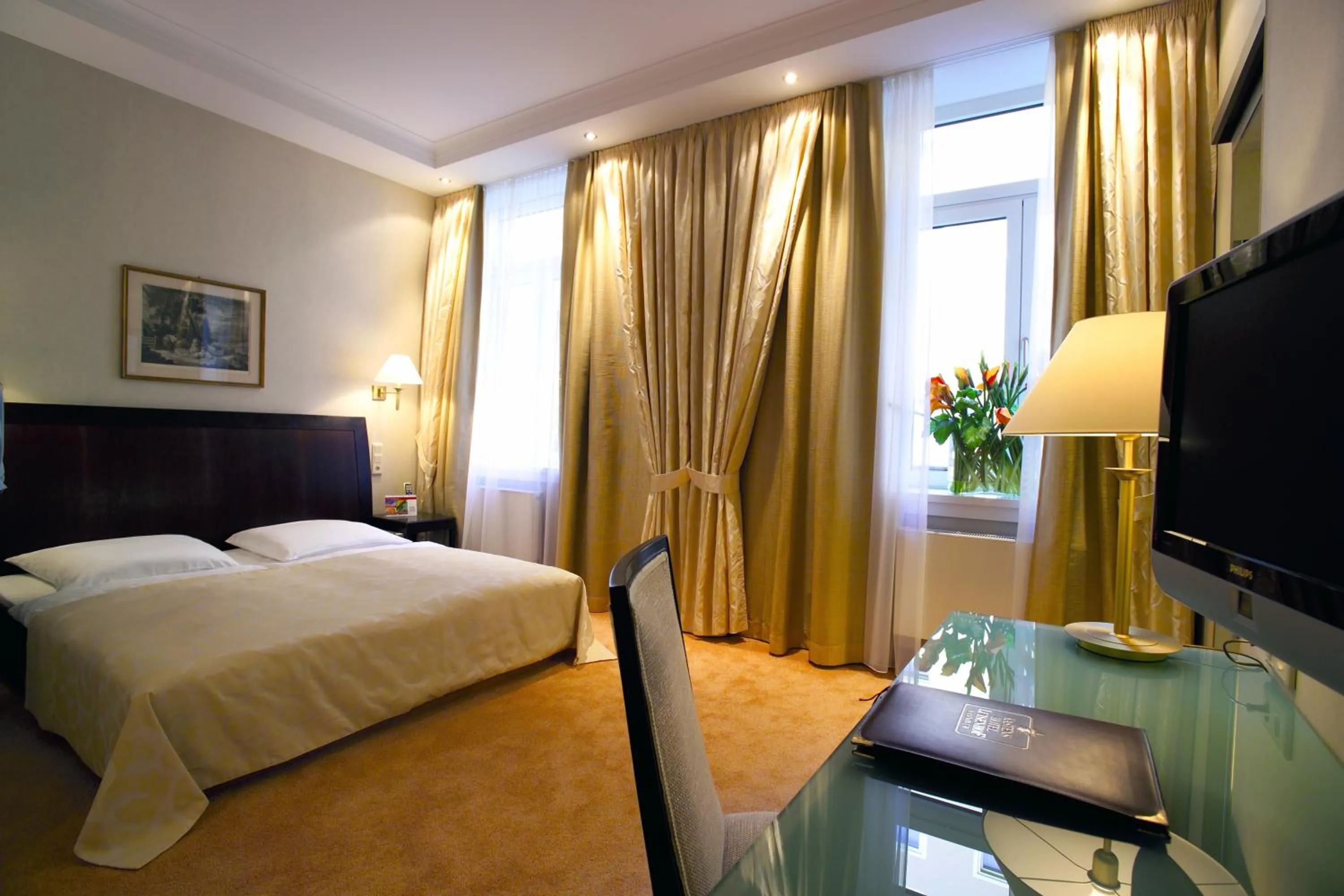 Bedroom, Bed in Kastens Hotel Luisenhof