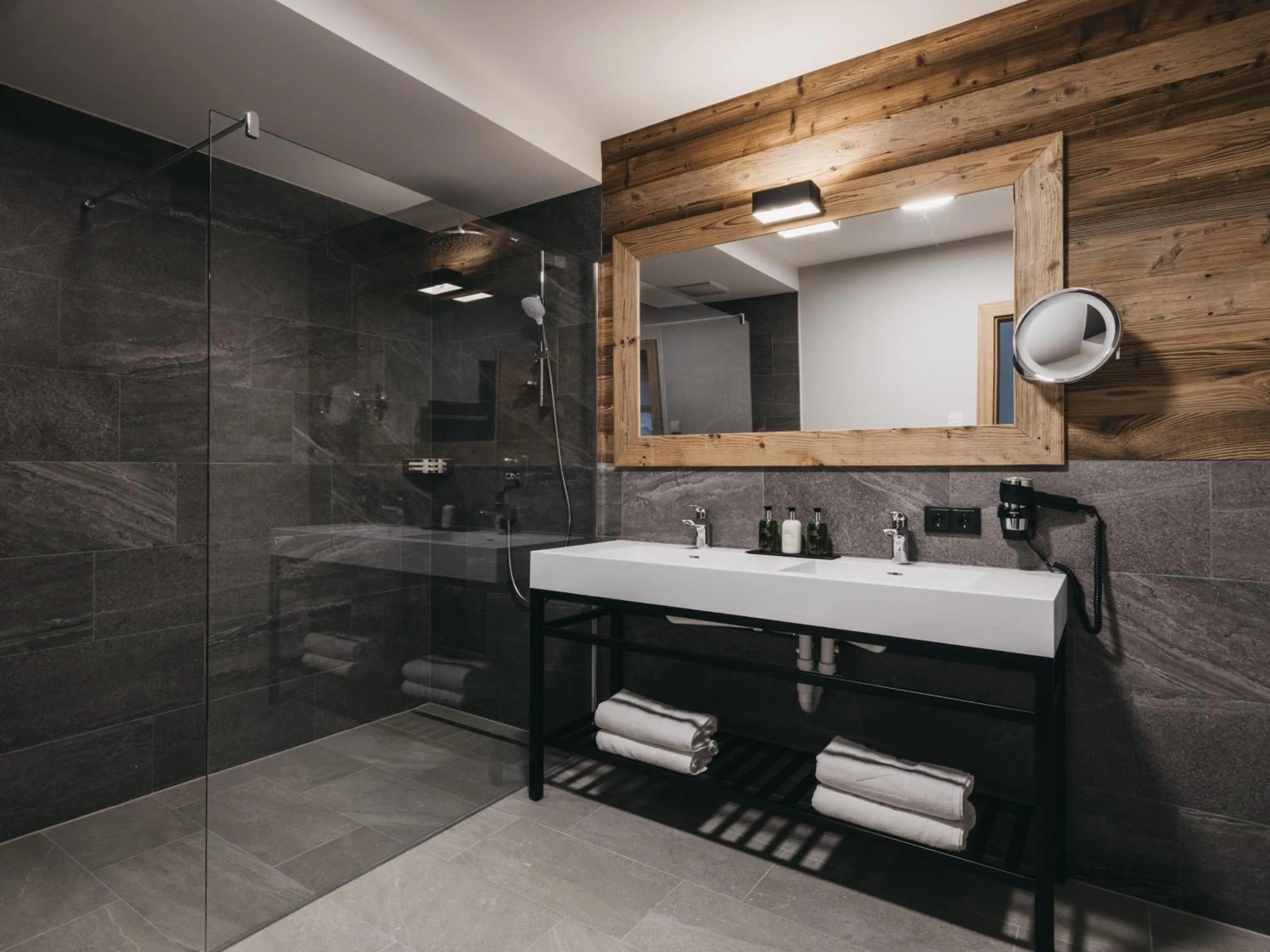 Shower in VAYA Ladis