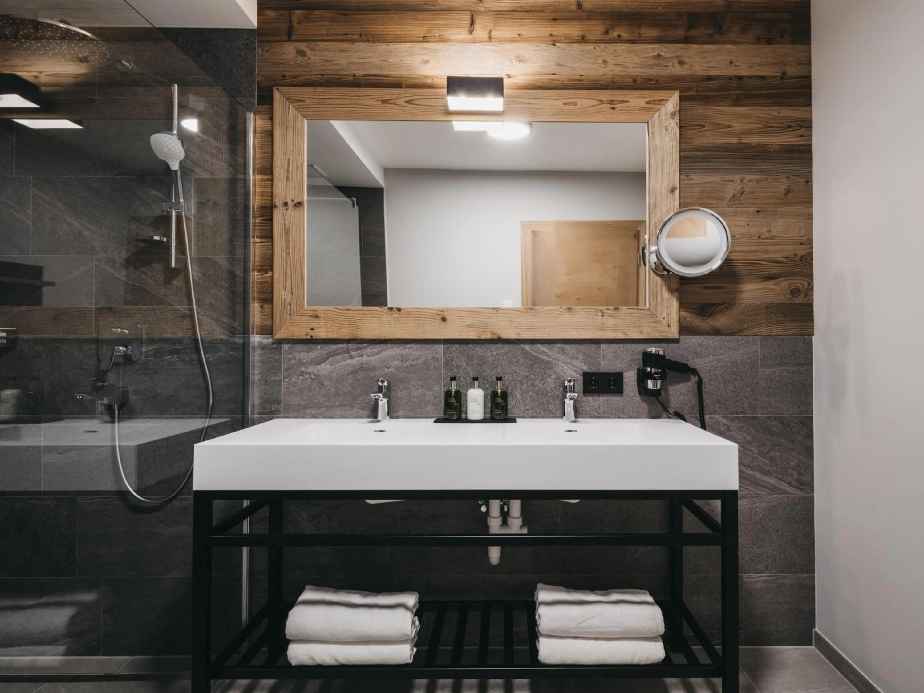 Shower in VAYA Ladis