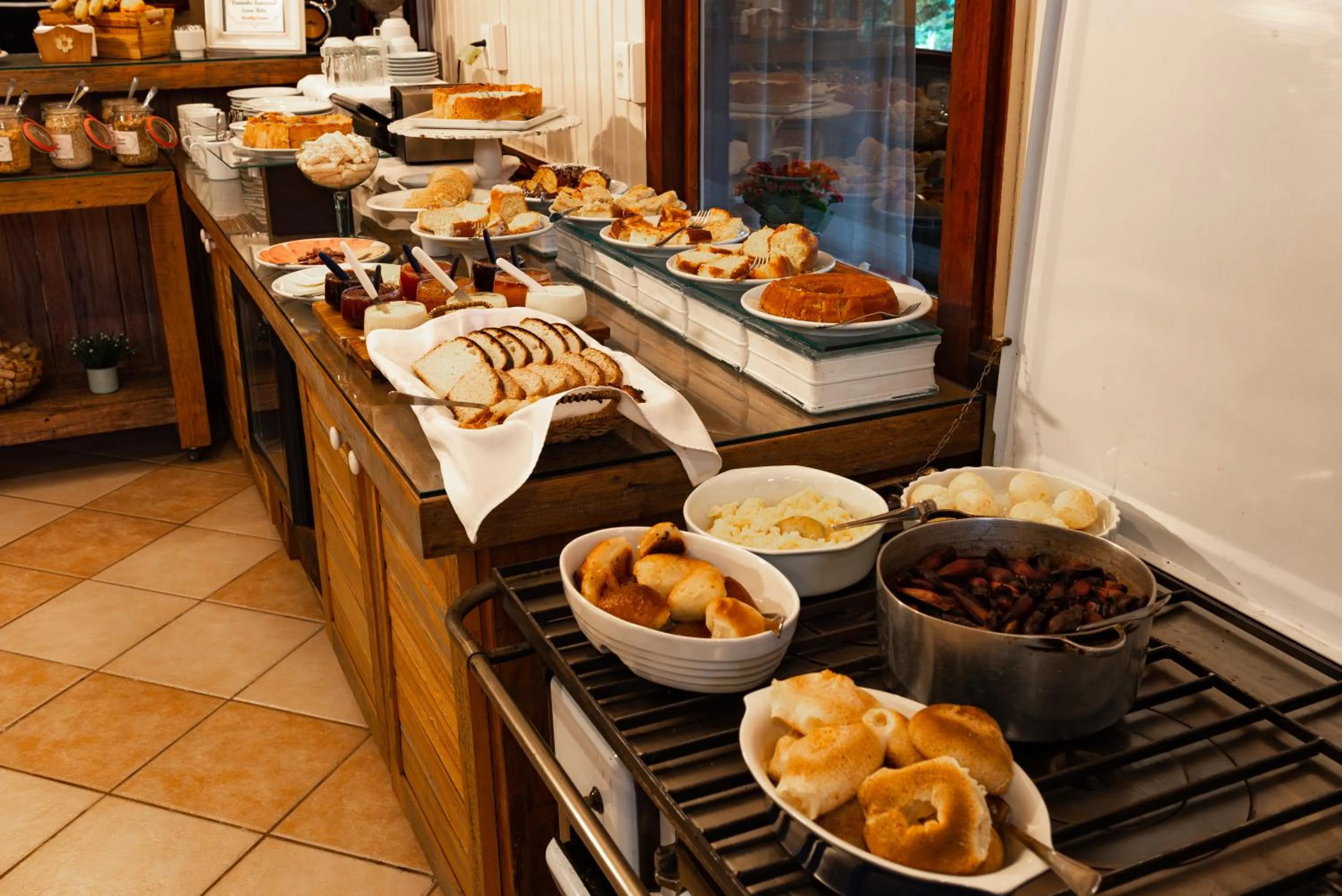 Buffet breakfast in Serra Bela Eco Pousada