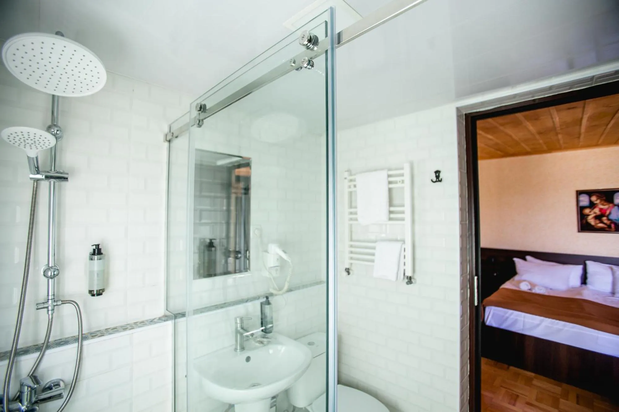 Bathroom, Bed in Hotel History