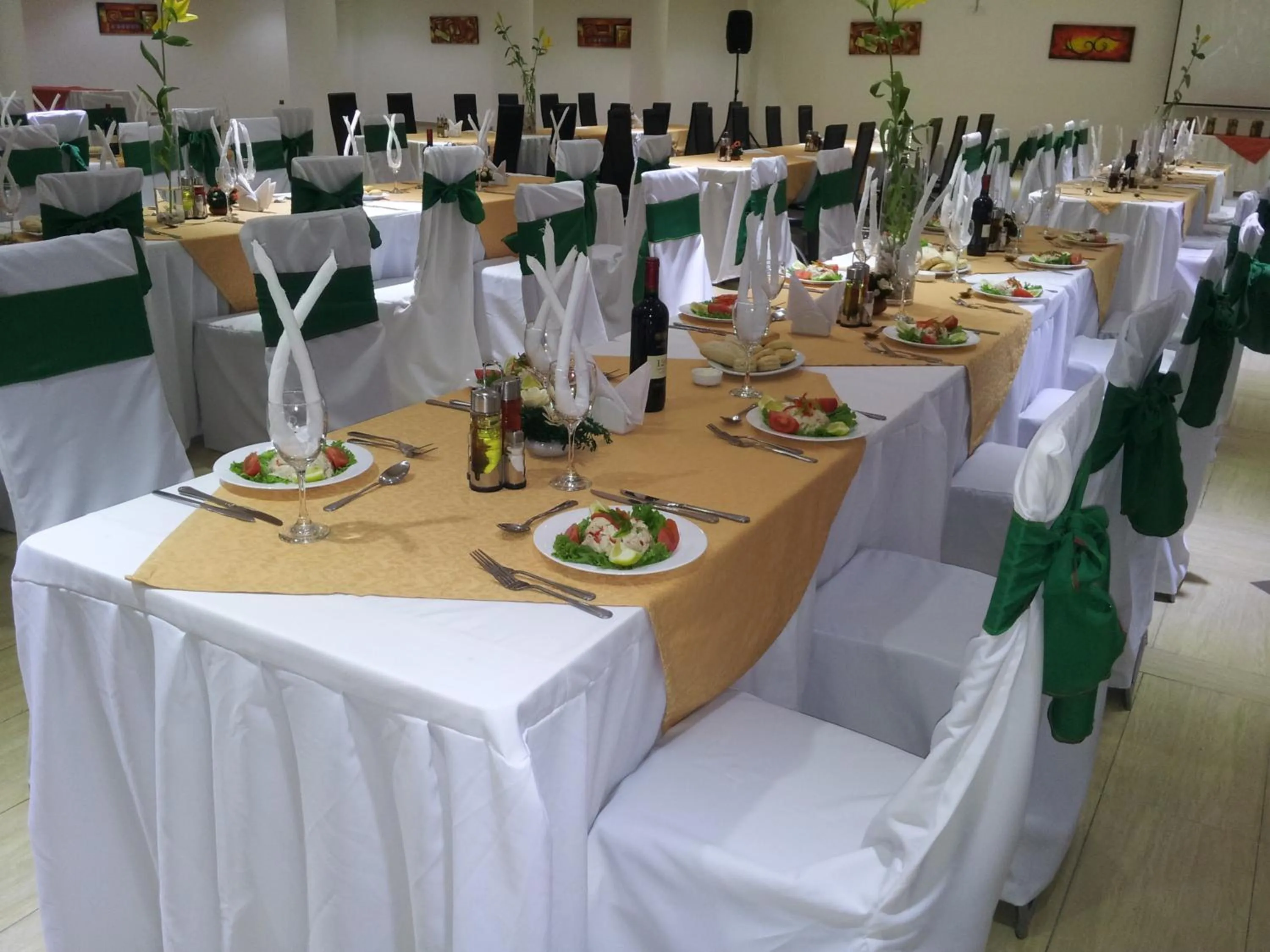 Restaurant/places to eat in Hotel Astore Suites