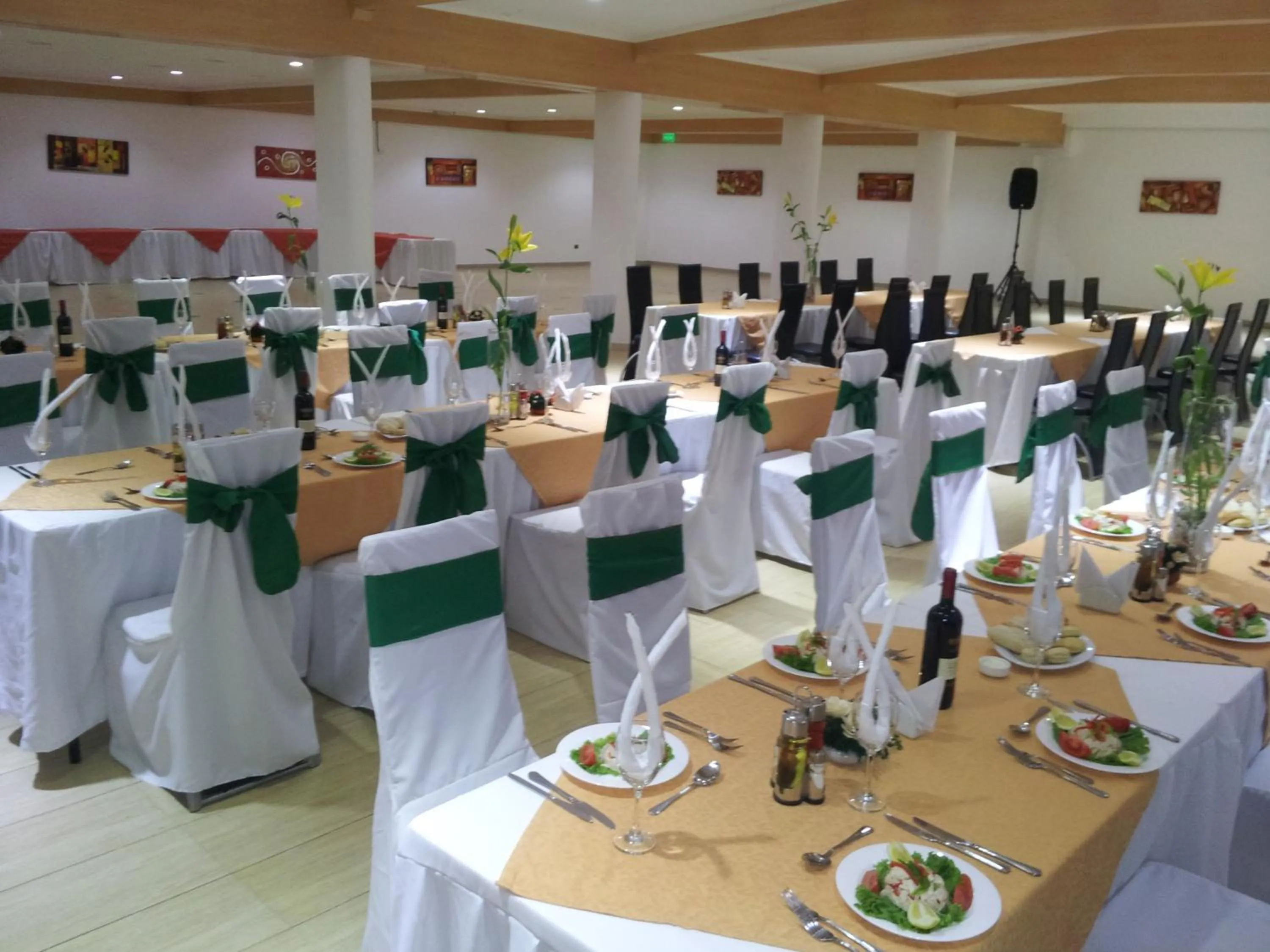 Restaurant/places to eat in Hotel Astore Suites