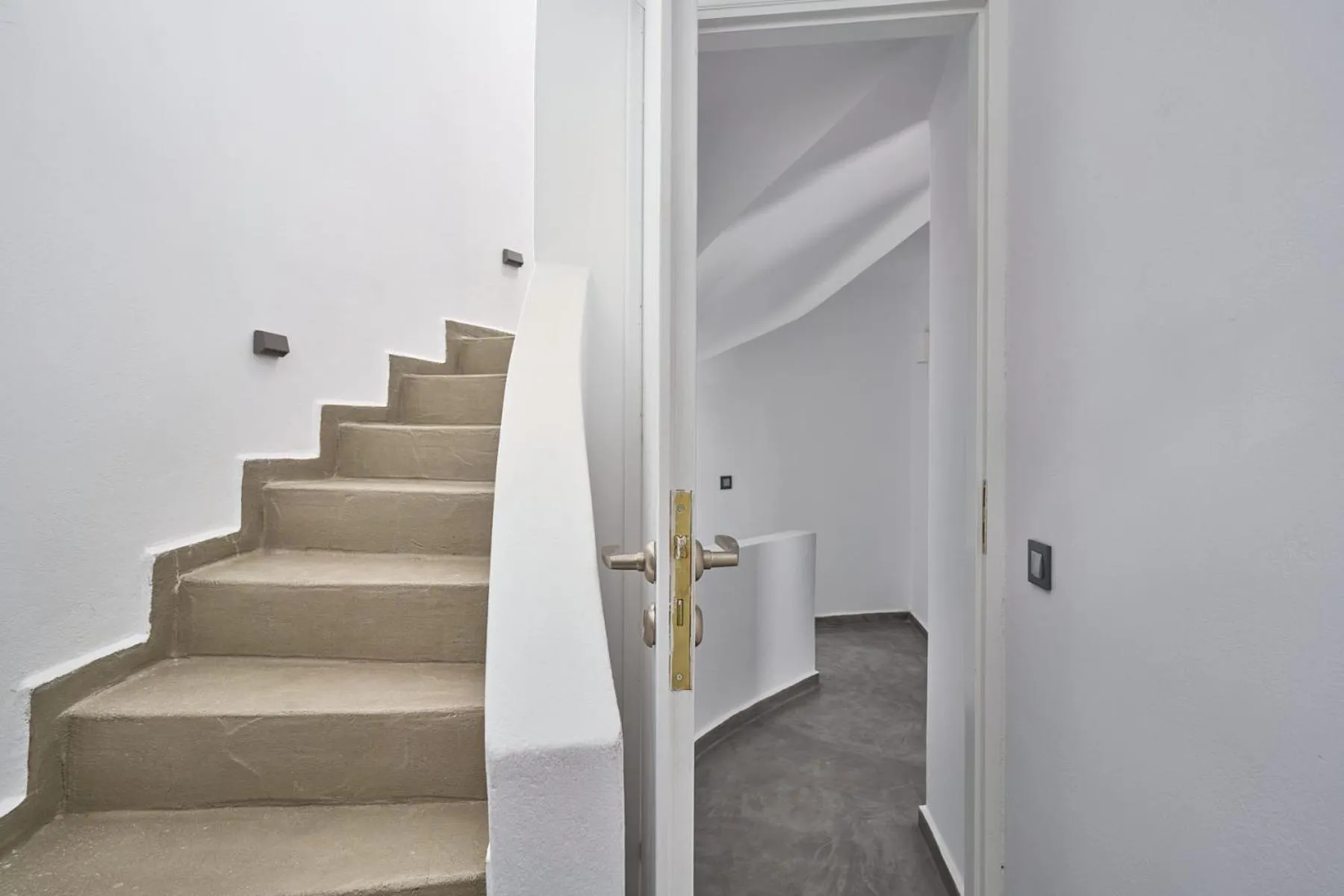 Photo of the whole room in Topos Exclusive Santorini