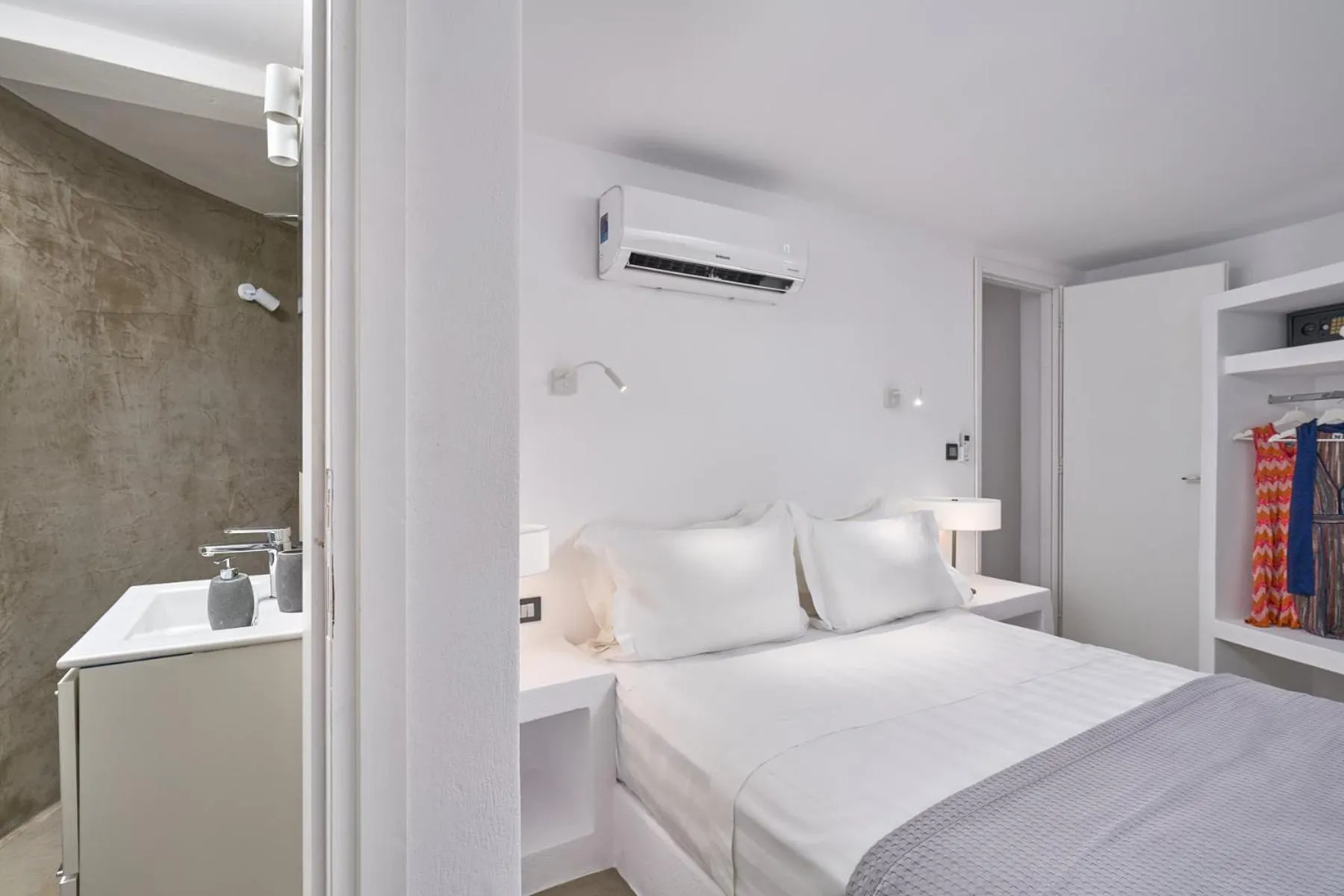 Bed in Topos Exclusive Santorini