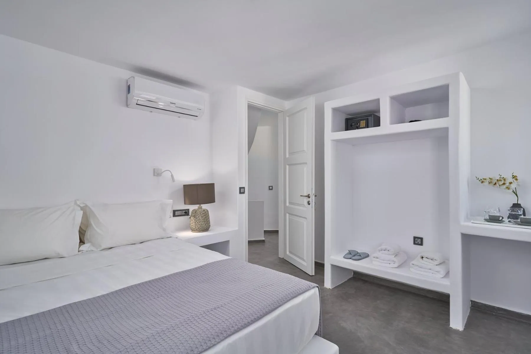 Bed in Topos Exclusive Santorini