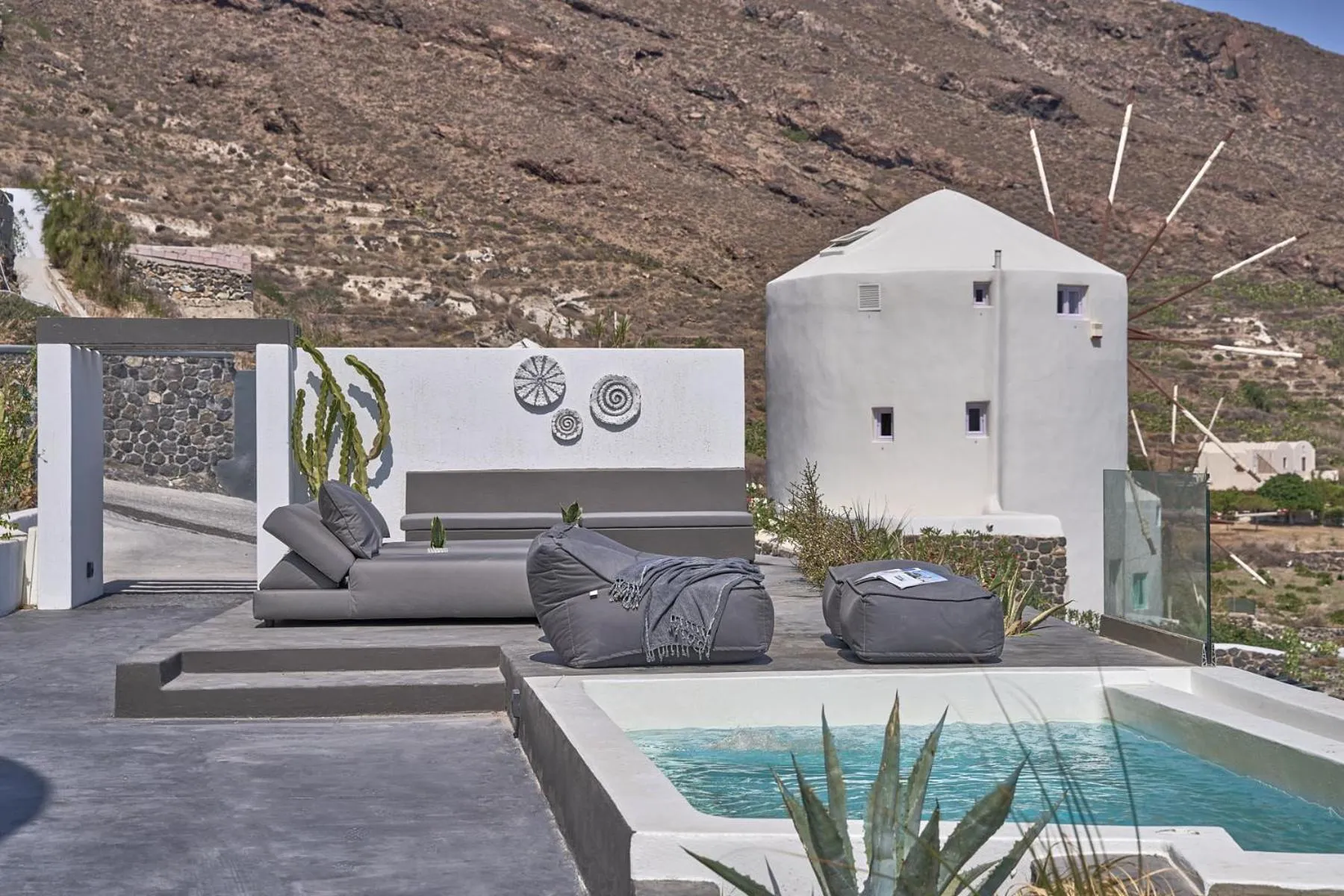 Property building in Topos Exclusive Santorini