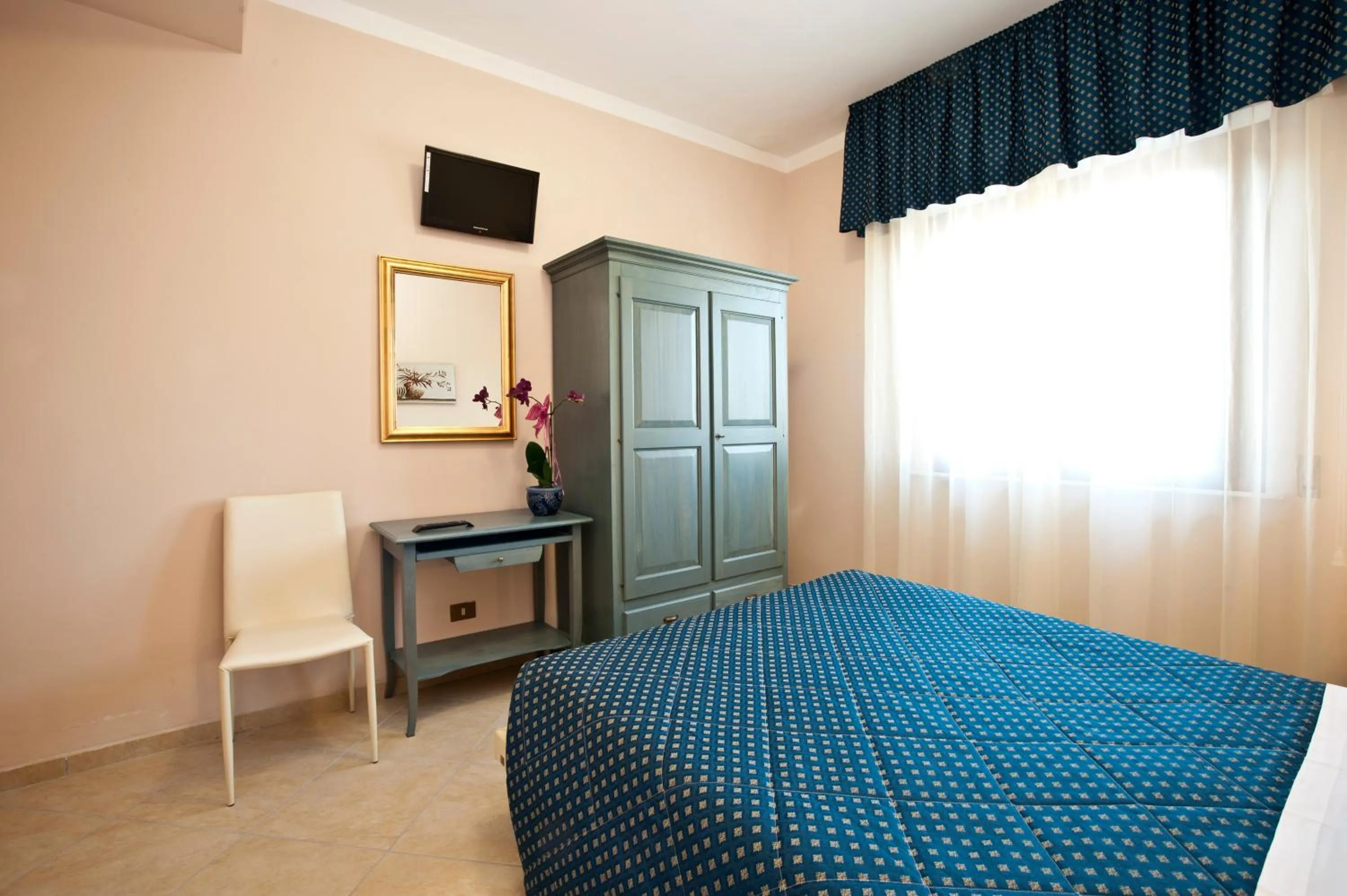 Inner courtyard view, Bed in Villa Hotel Del Sole