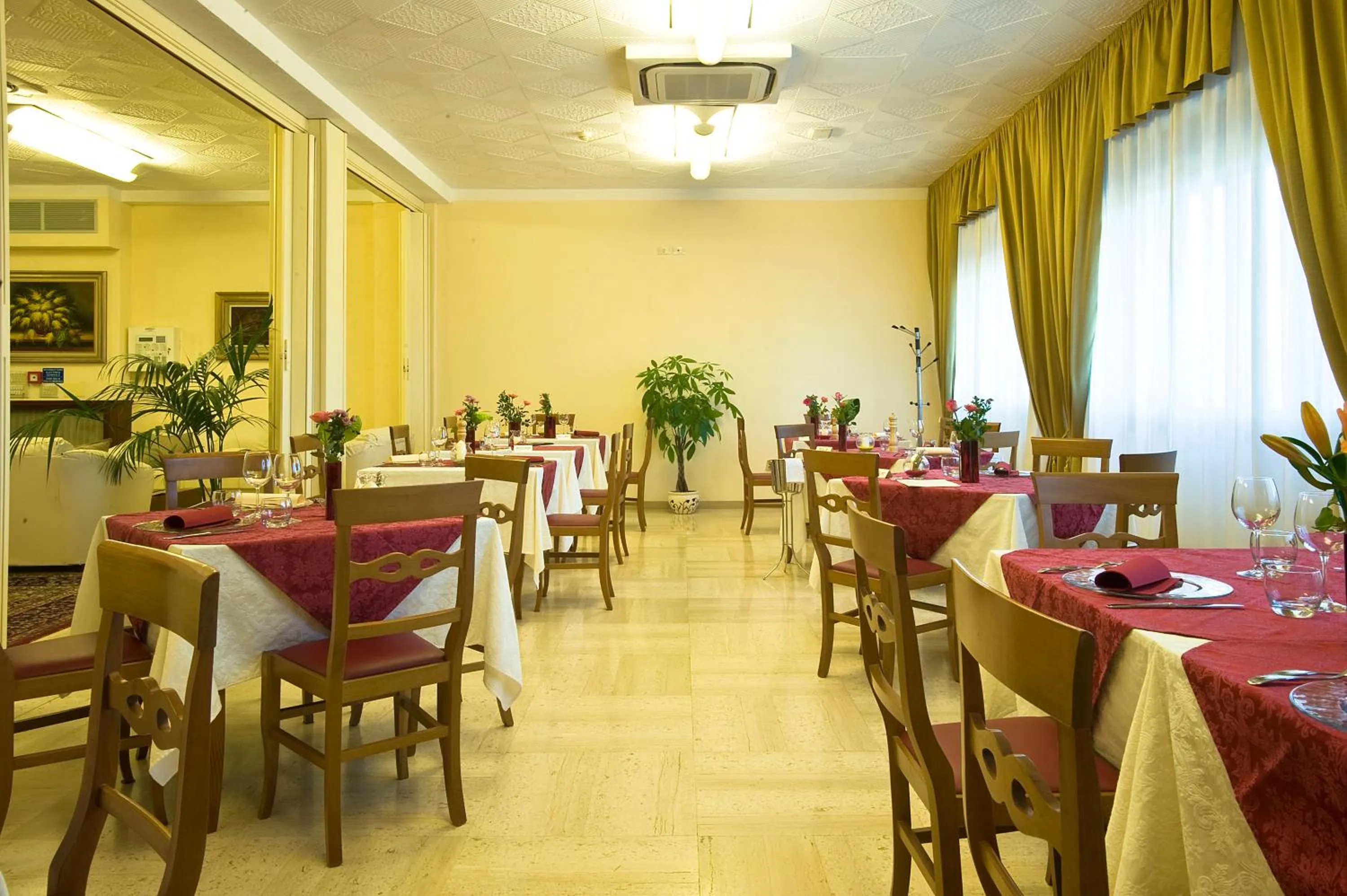 Restaurant/places to eat in Villa Hotel Del Sole