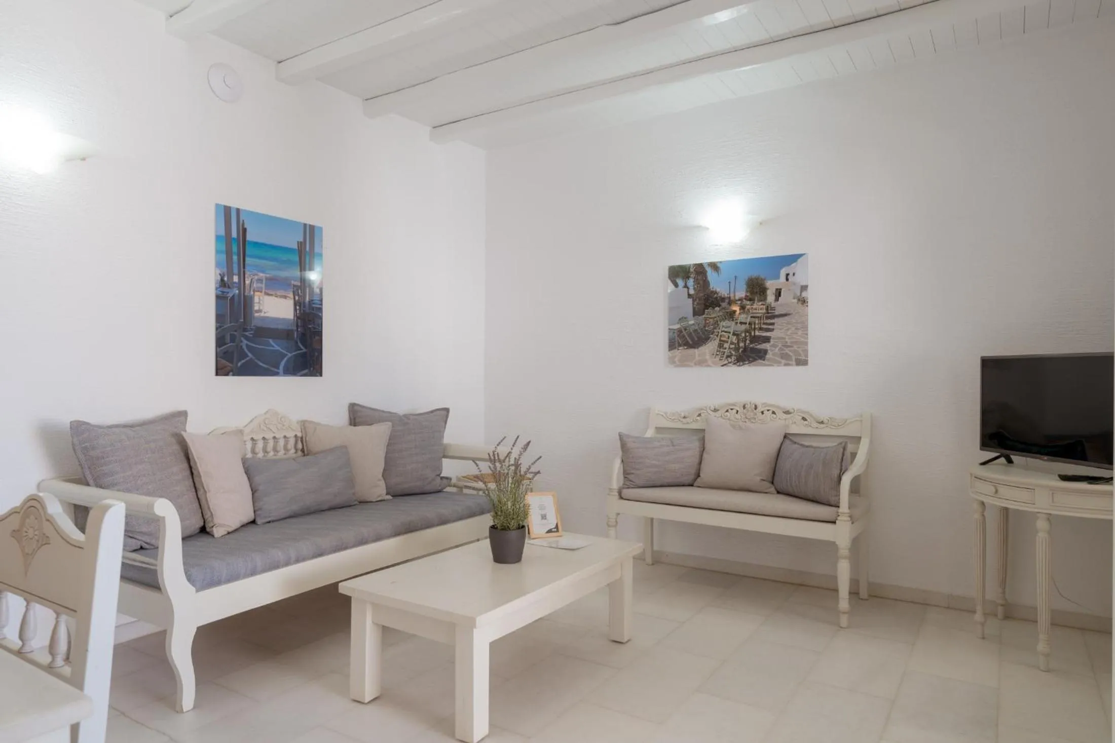 TV and multimedia in Anthos Apartments