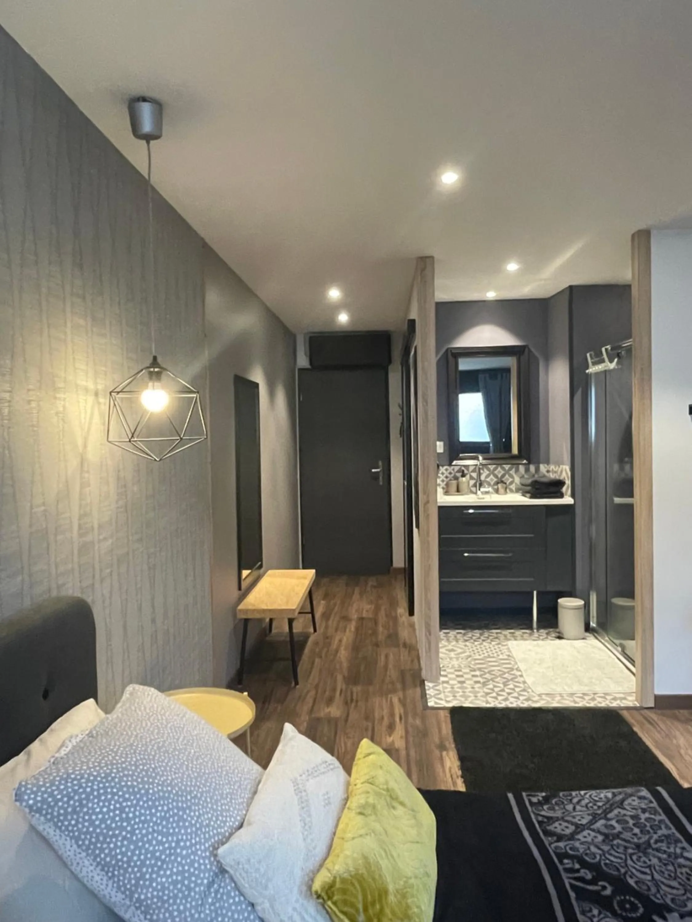 Shower, Bed in Les Cépages