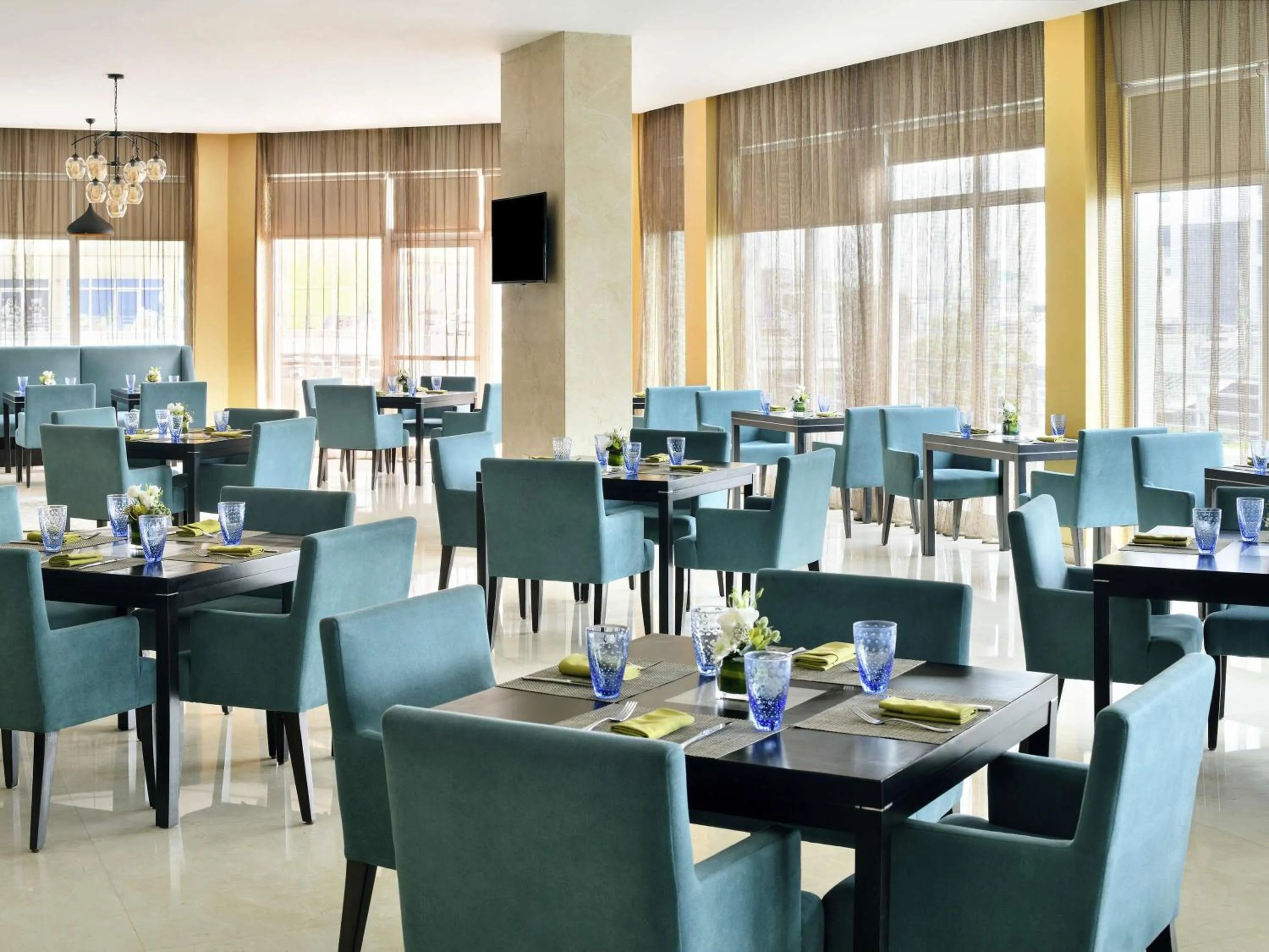 Restaurant/places to eat in Mövenpick Hotel Jumeirah Lakes Towers Dubai