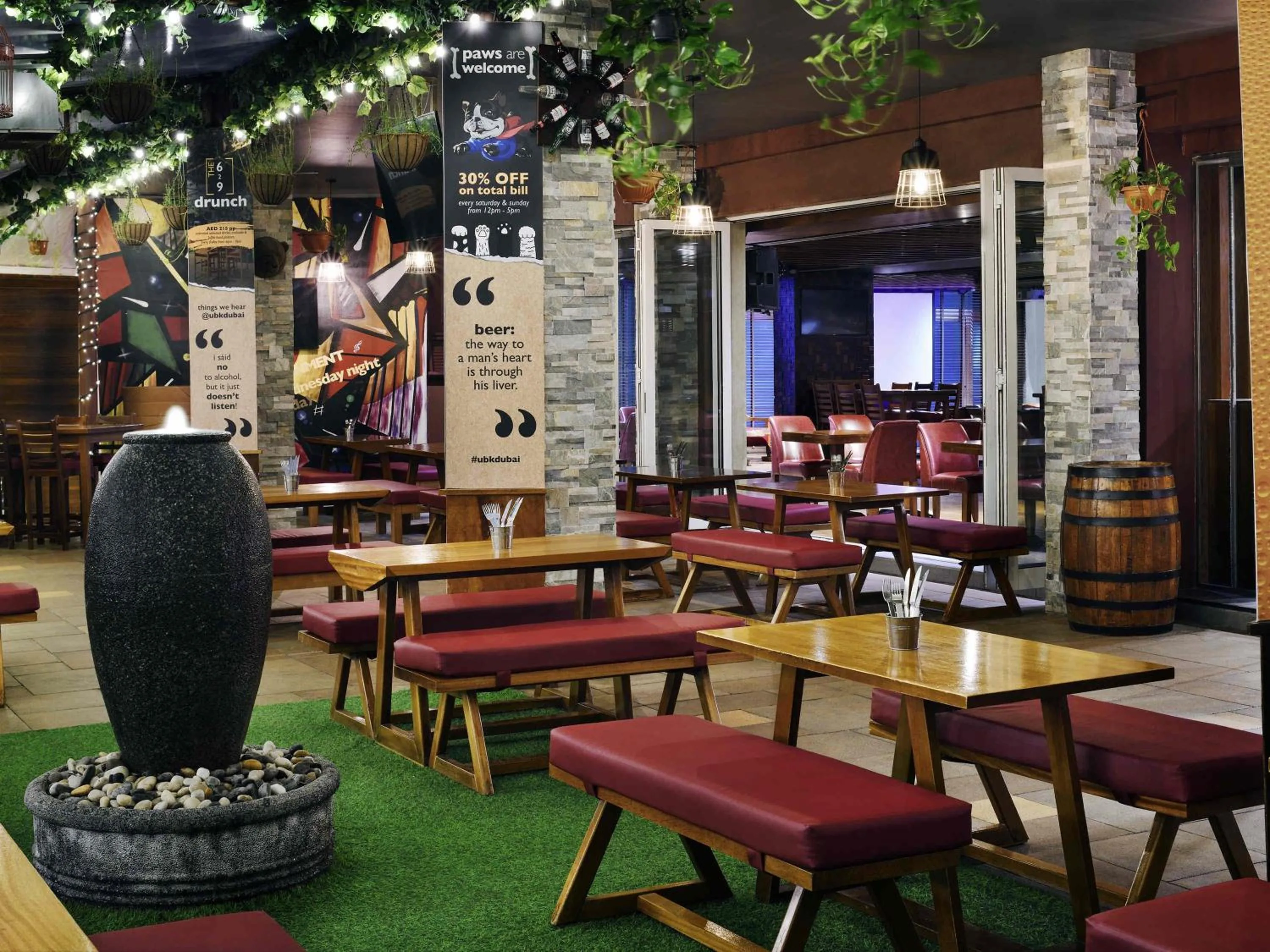 Restaurant/places to eat in Mövenpick Hotel Jumeirah Lakes Towers Dubai