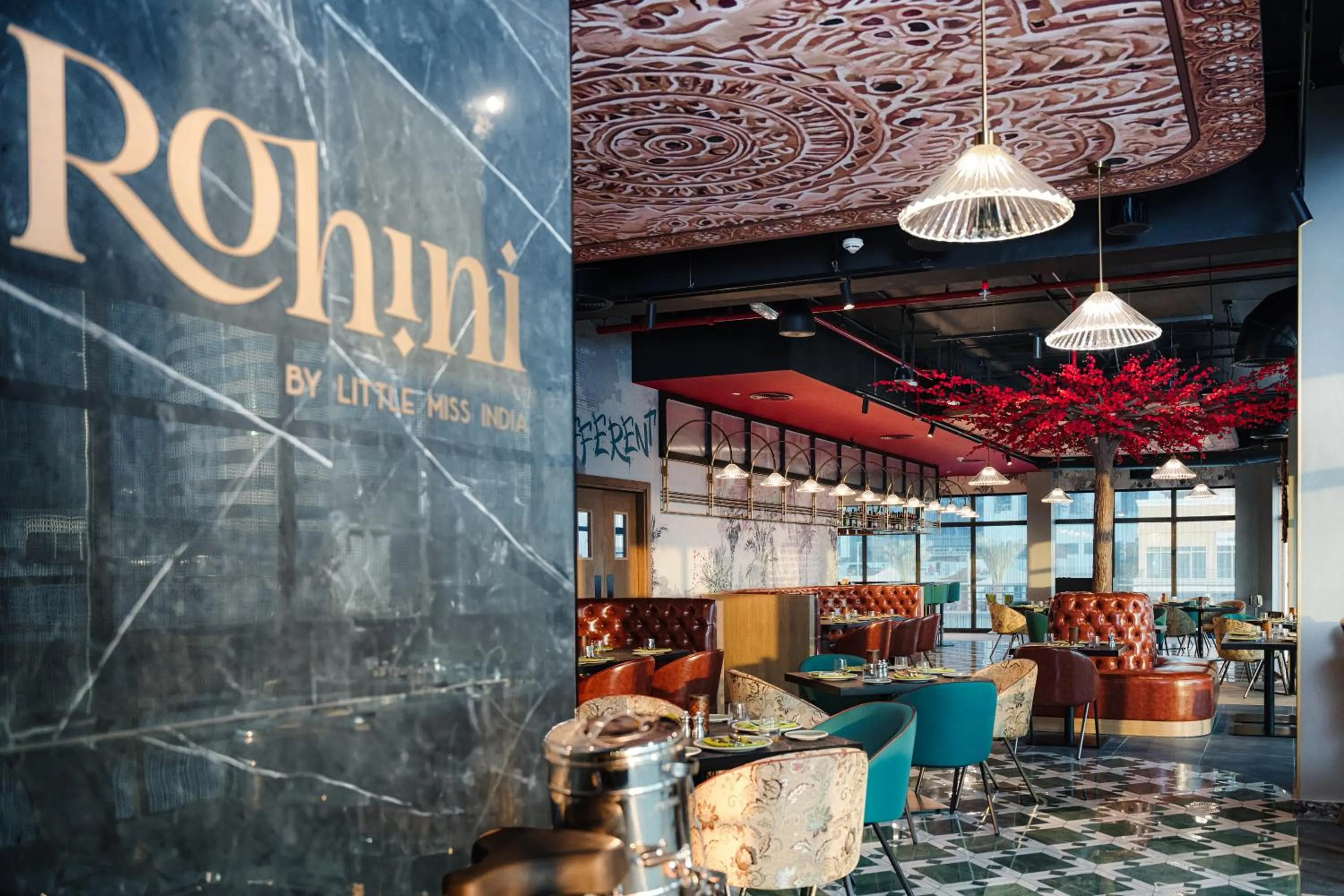 Restaurant/places to eat in Mövenpick Hotel Jumeirah Lakes Towers Dubai