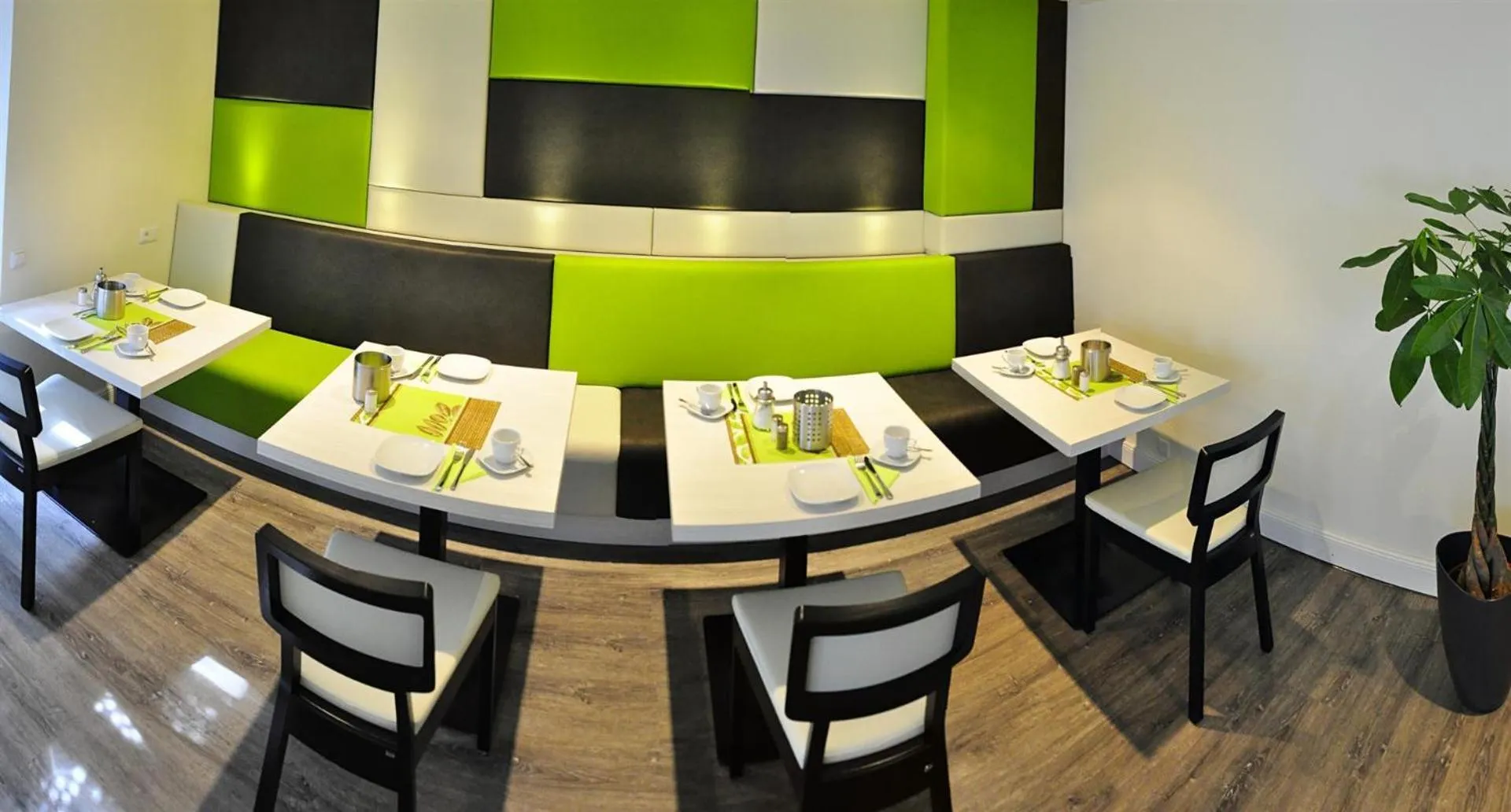 Restaurant/places to eat in Amiga Hotel München Messe