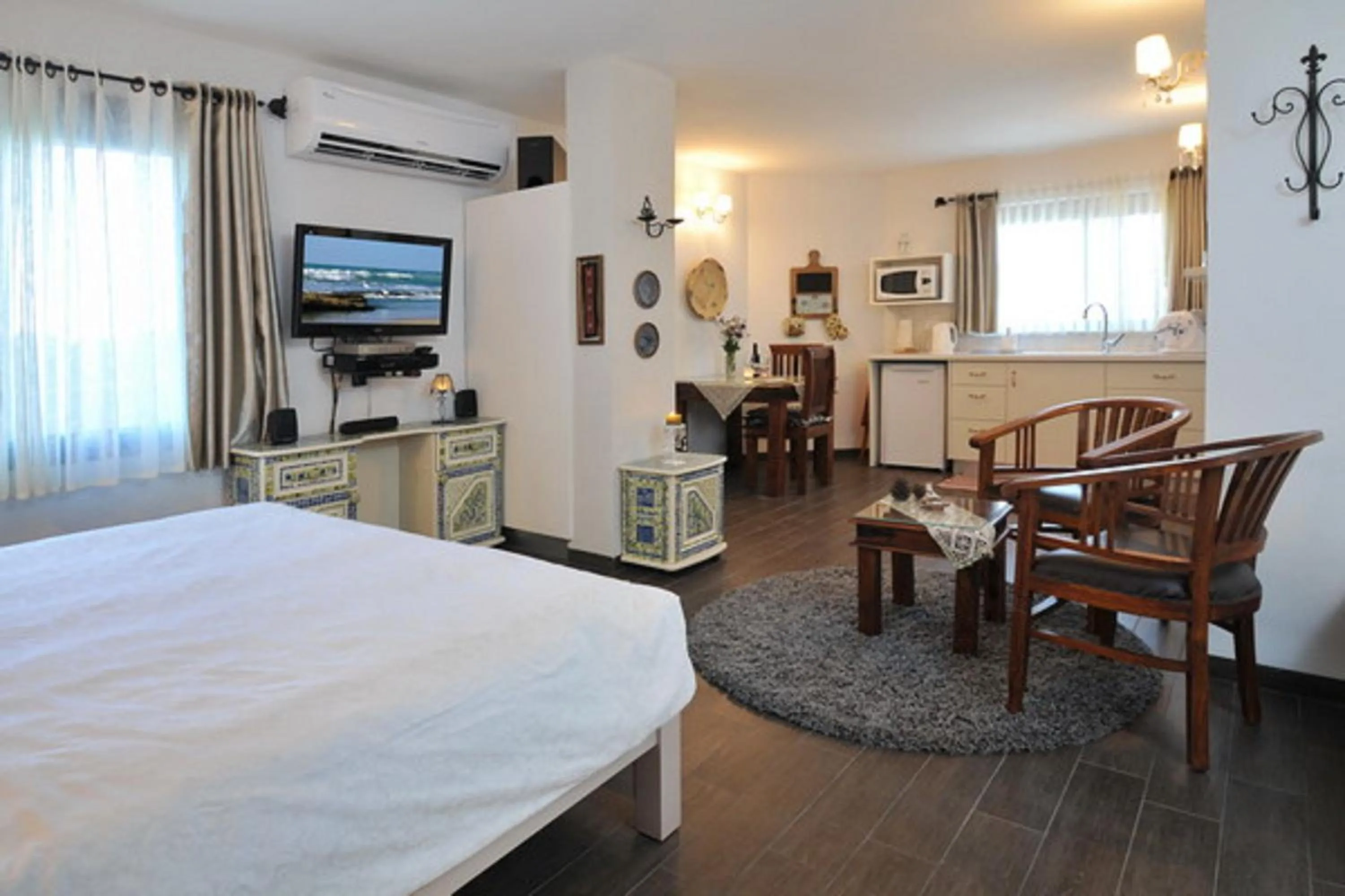 Photo of the whole room in Miki's Rosh Pinna