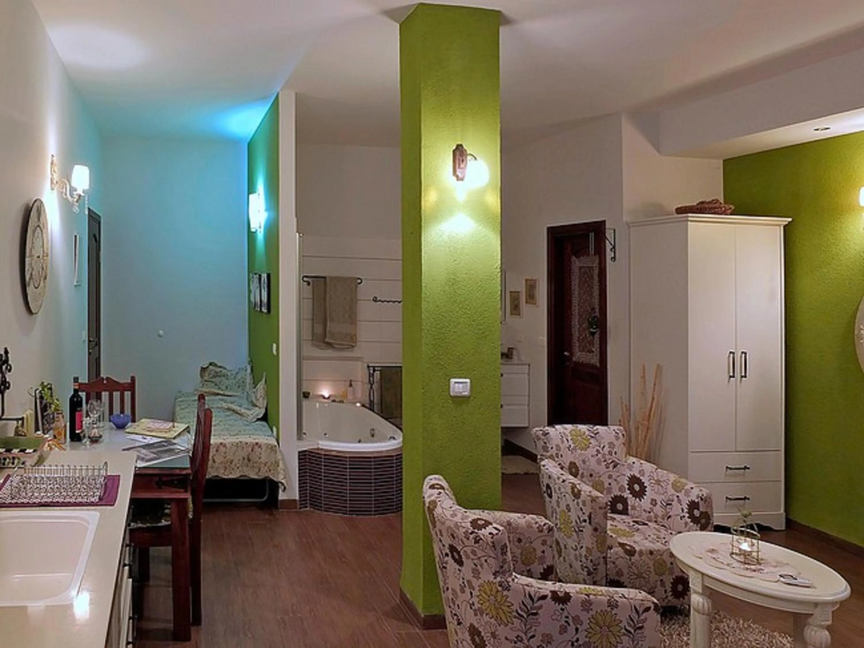 Photo of the whole room, Seating Area in Miki's Rosh Pinna