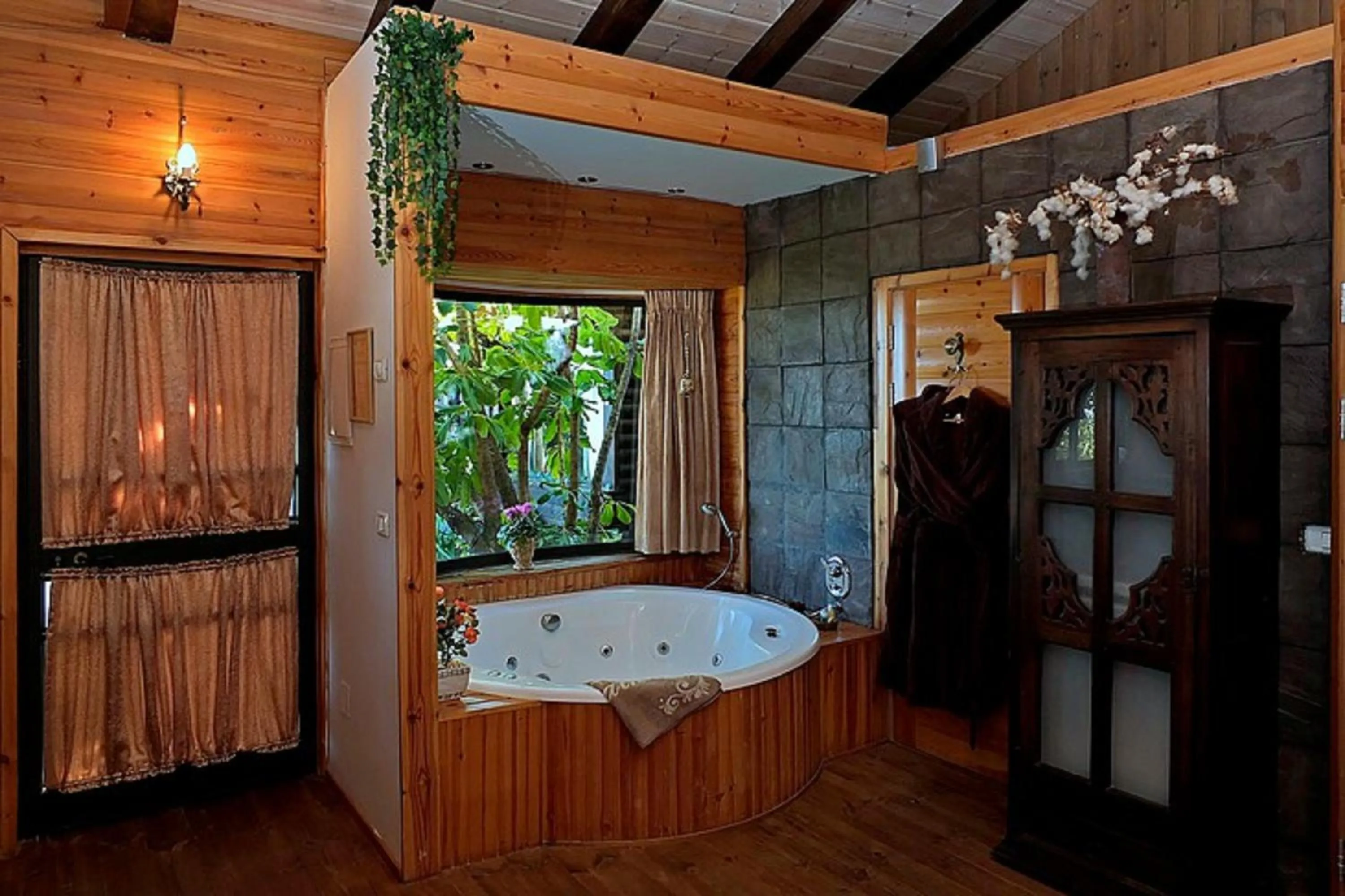 Hot Tub, Bathroom in Miki's Rosh Pinna