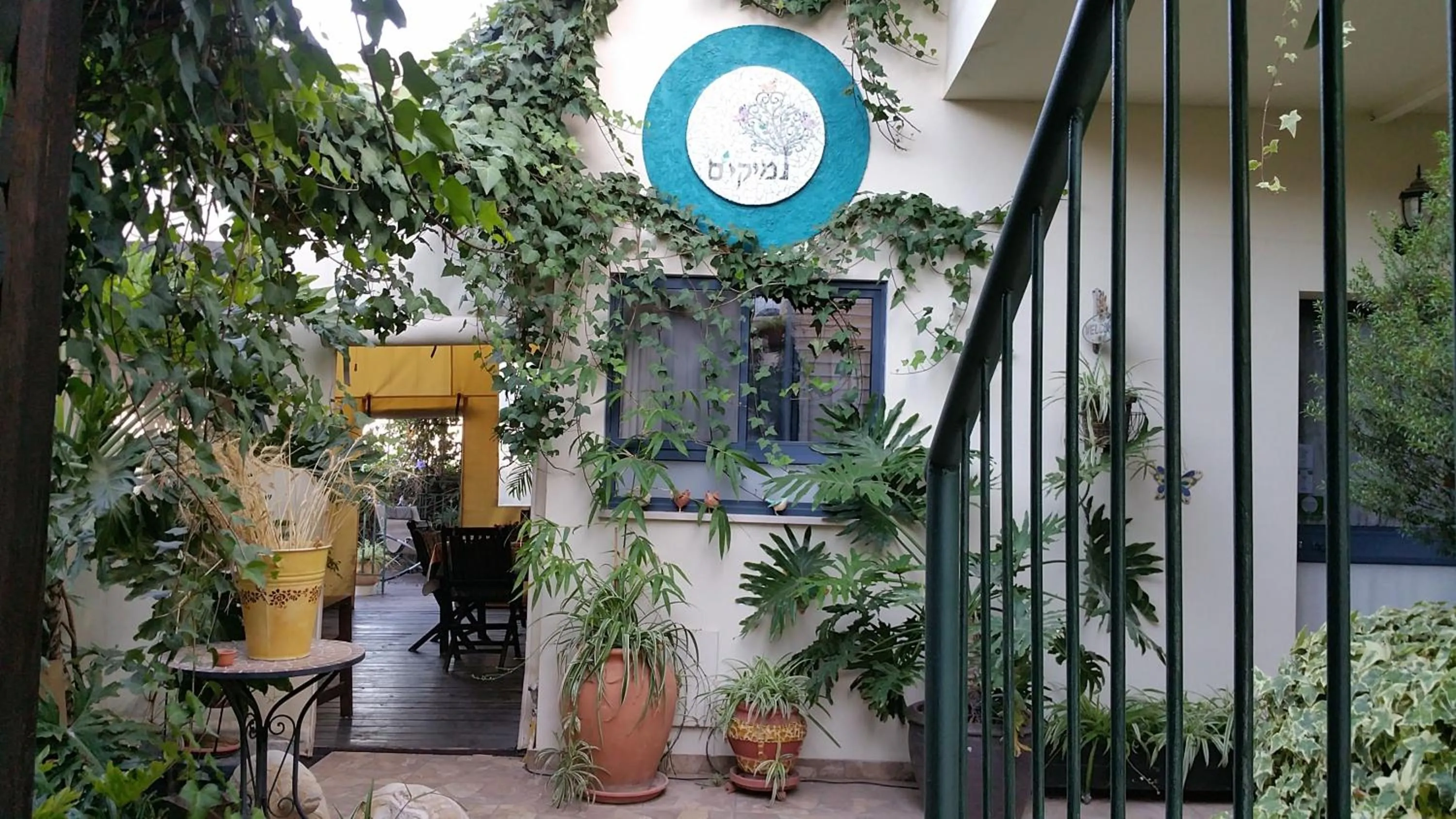 Facade/entrance in Miki's Rosh Pinna