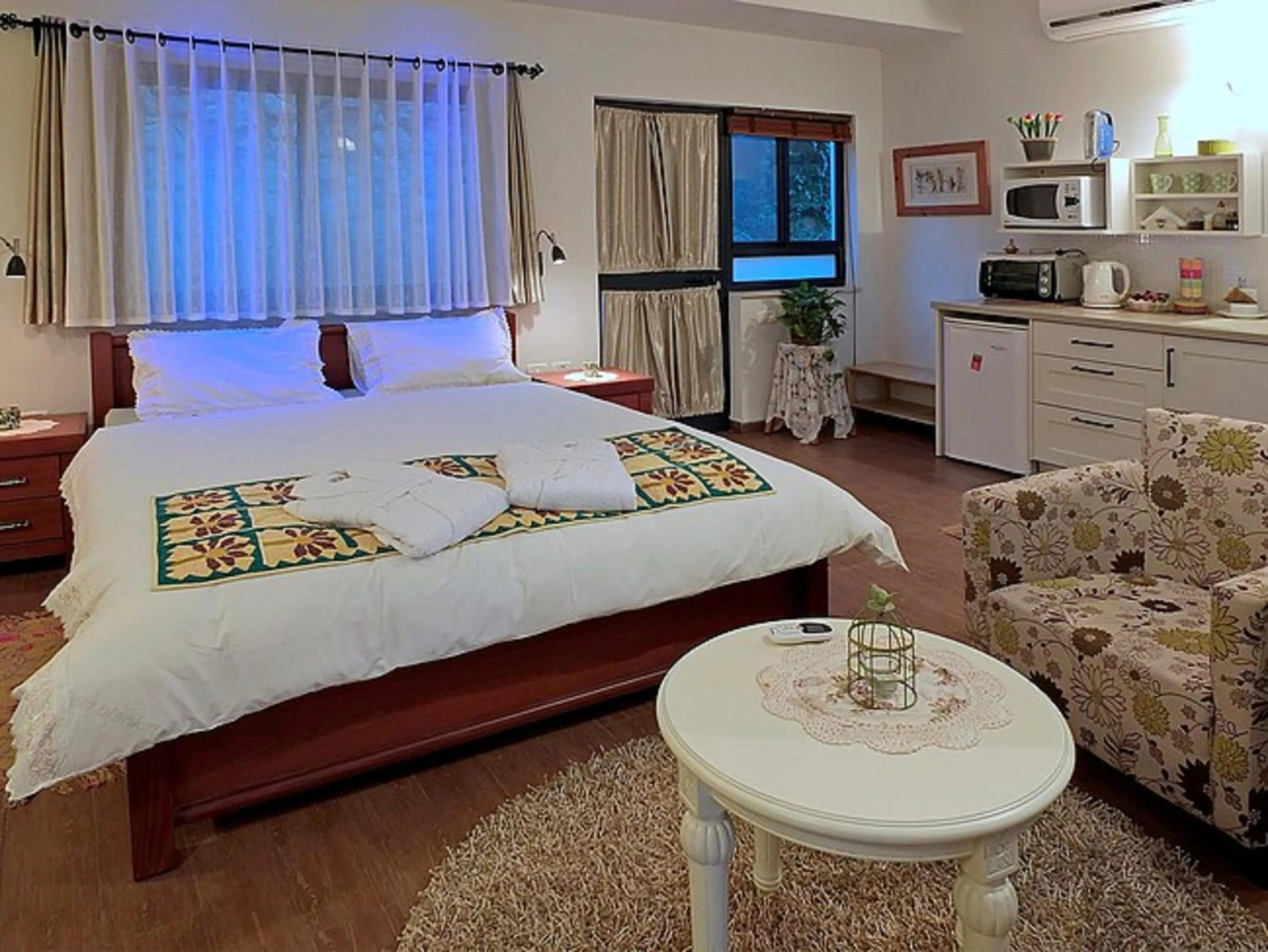 Photo of the whole room in Miki's Rosh Pinna