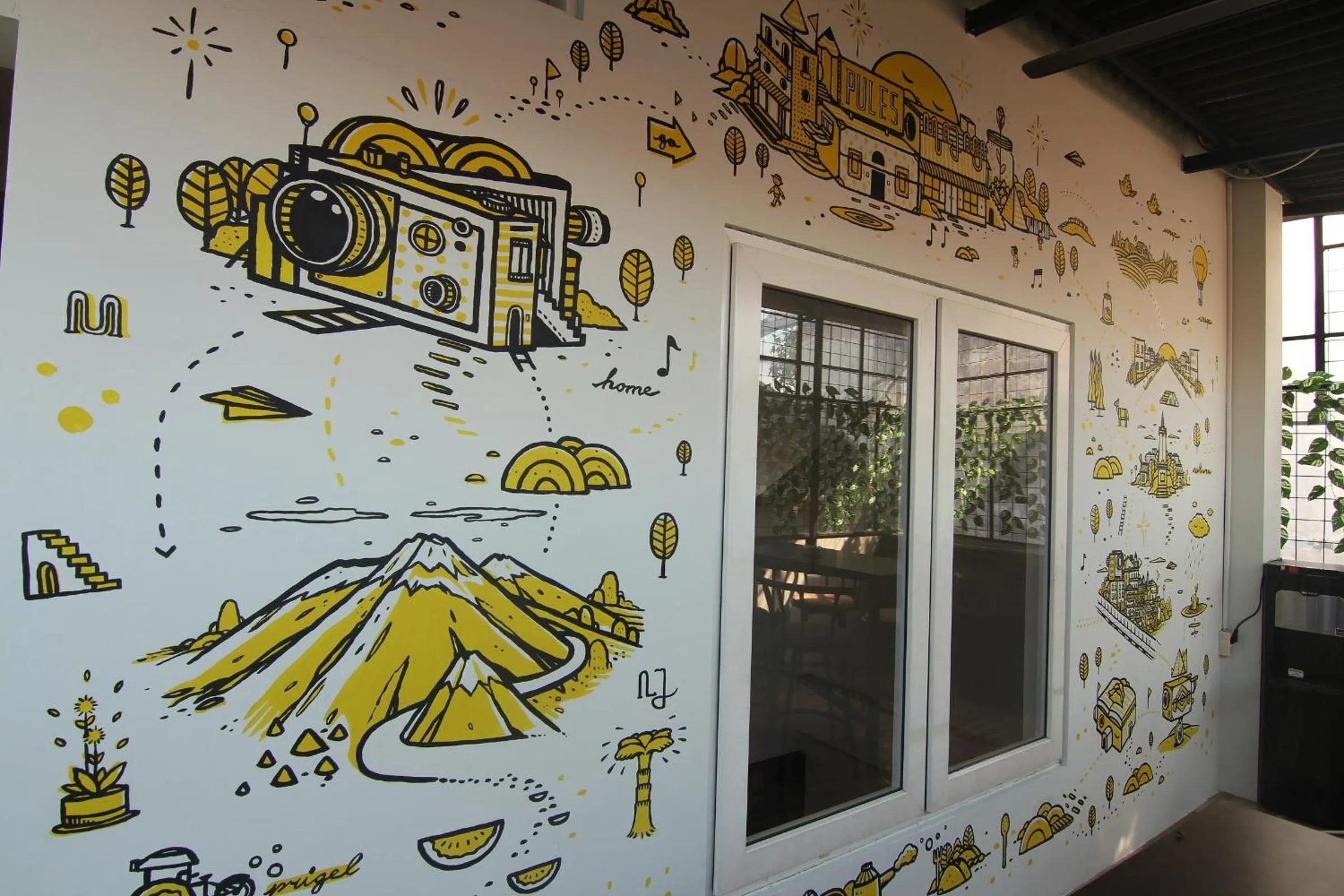 Communal lounge/ TV room in Hotel Pules