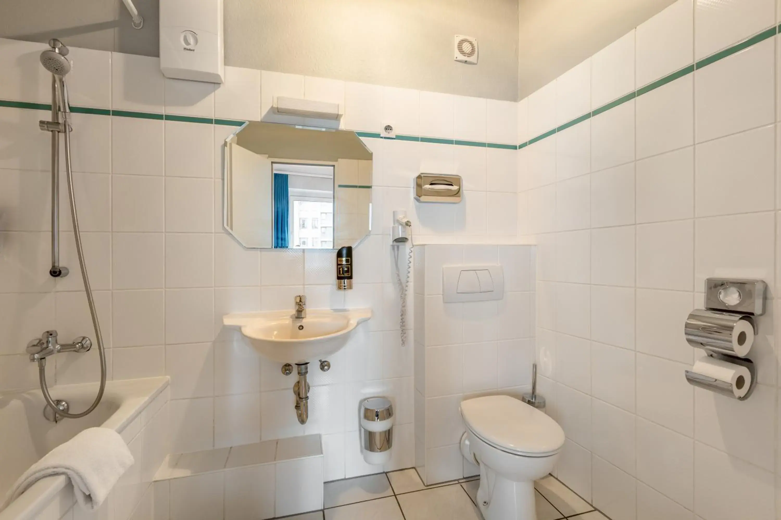 Bathroom in a&o Köln Hauptbahnhof Bathroom in a&o Köln Hauptbahnhof