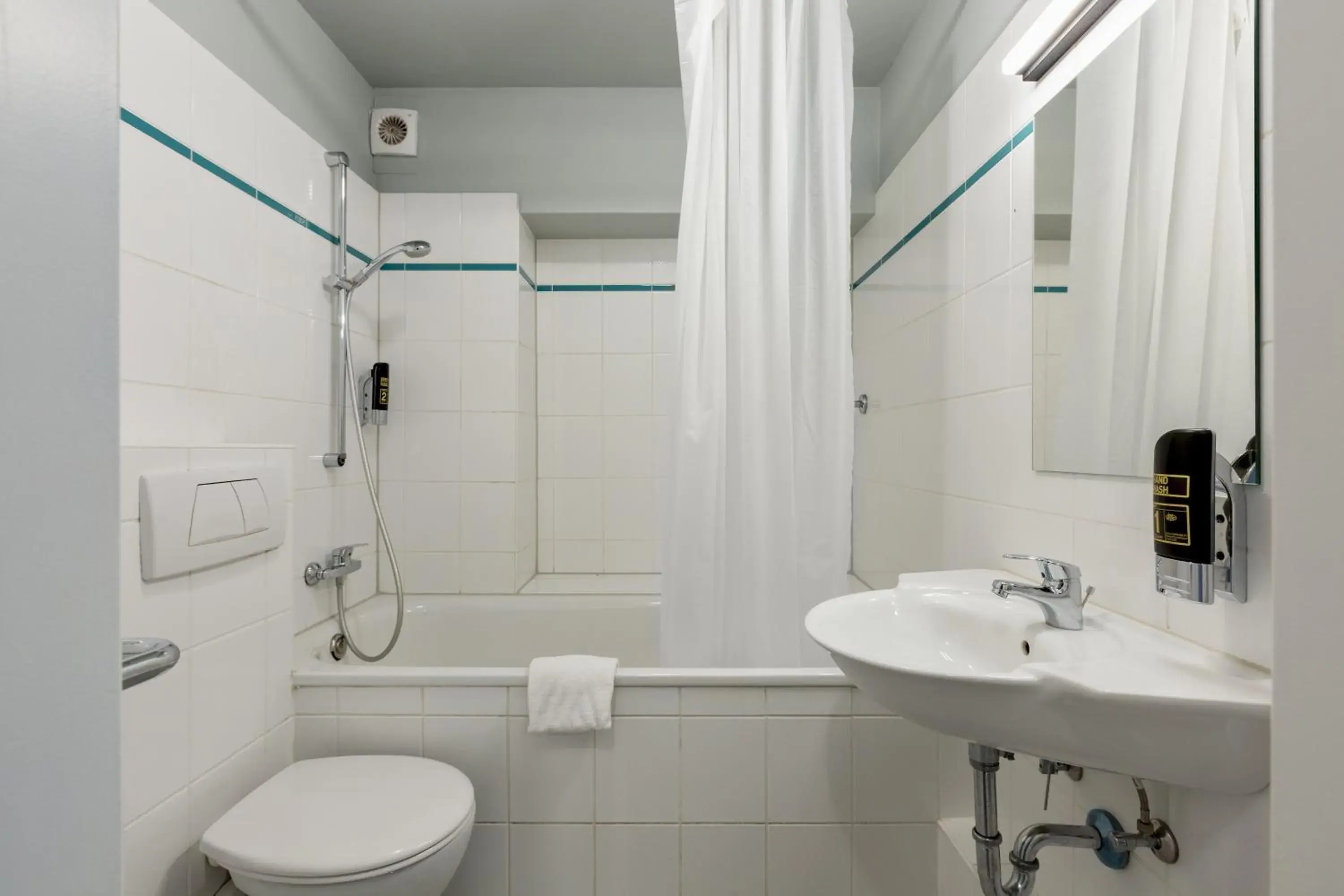 Bathroom in a&o Köln Hauptbahnhof Bathroom in a&o Köln Hauptbahnhof