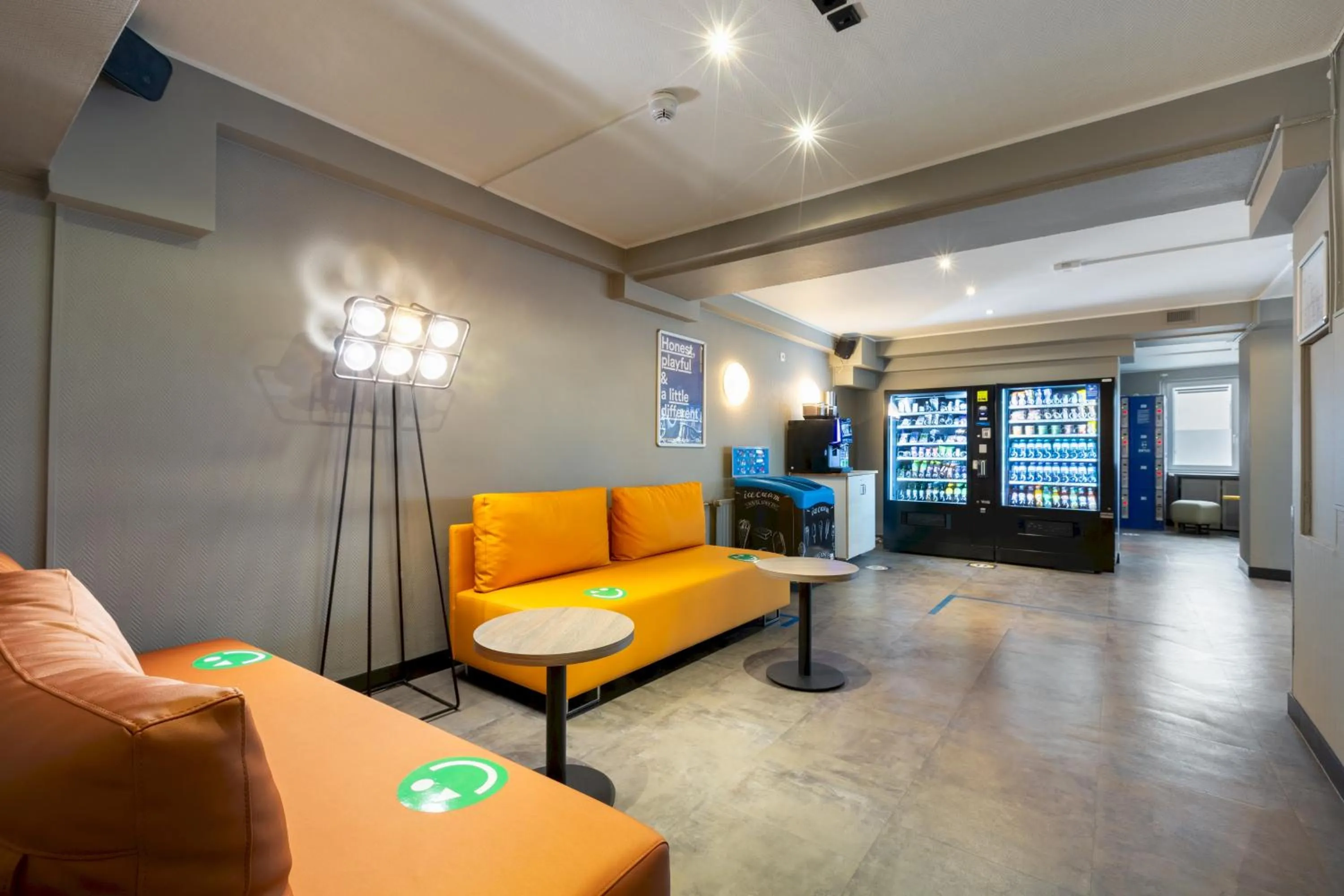 Lounge or bar in a&o Köln Hauptbahnhof