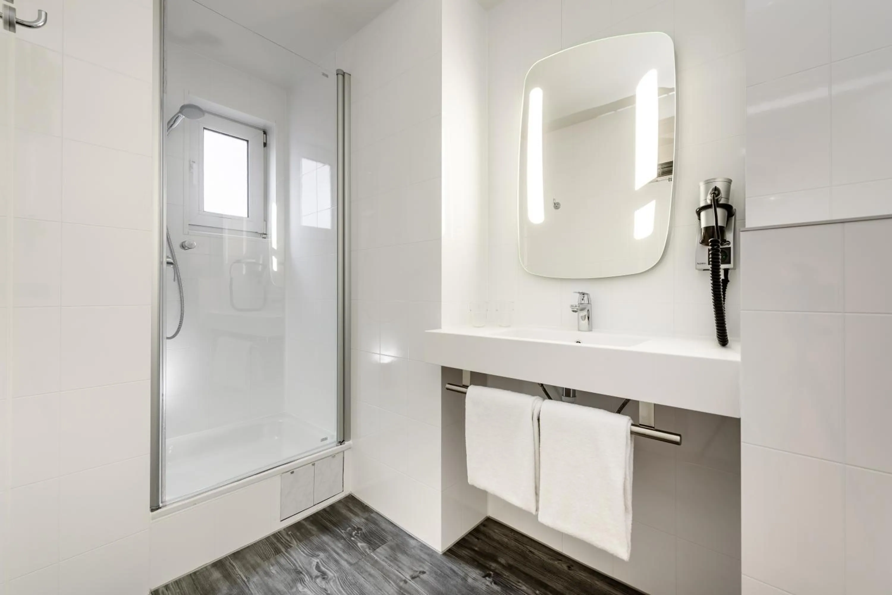 Shower in ibis Frankfurt Centrum