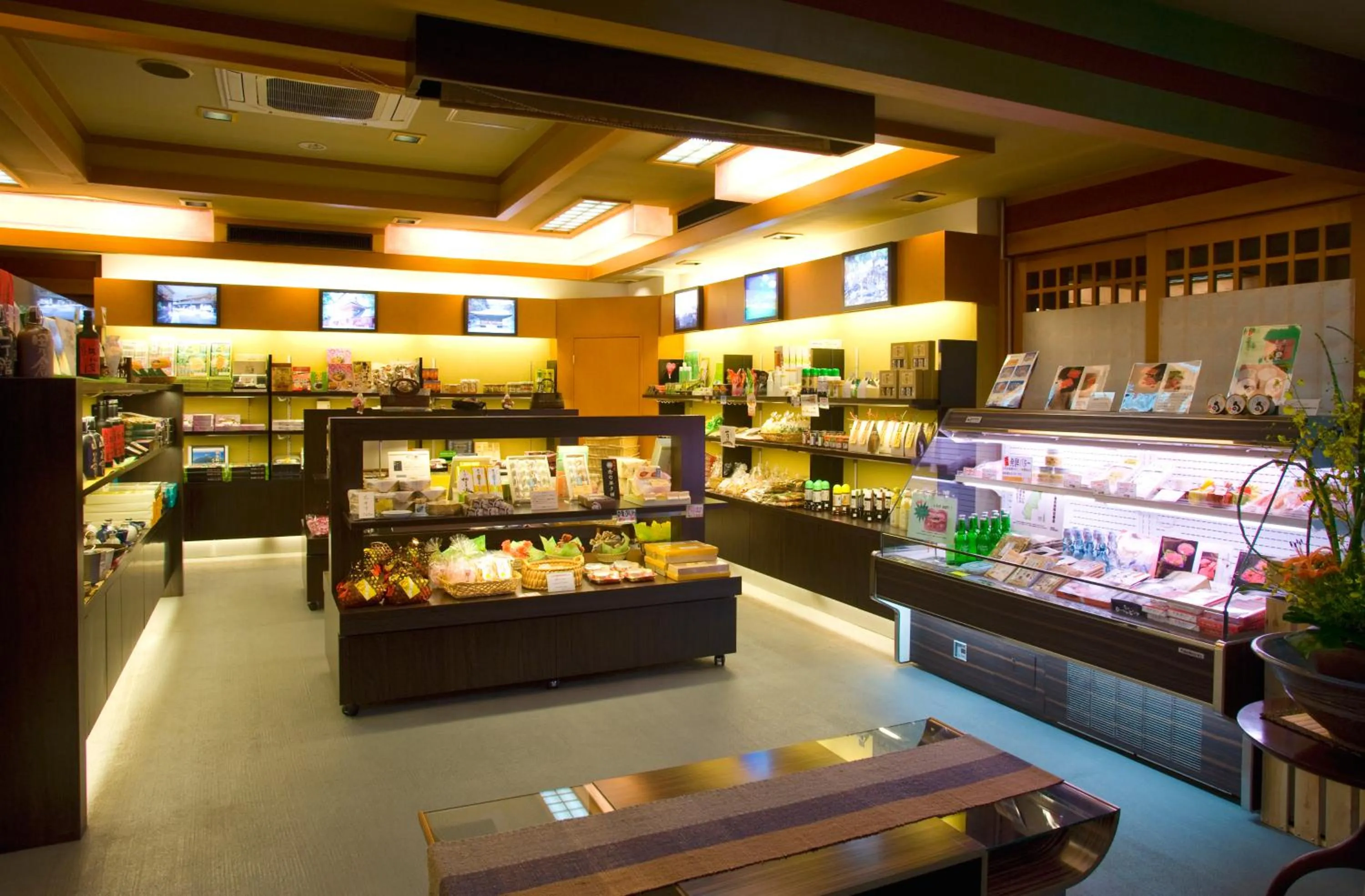 On-site shops in Yufuin Santoukan