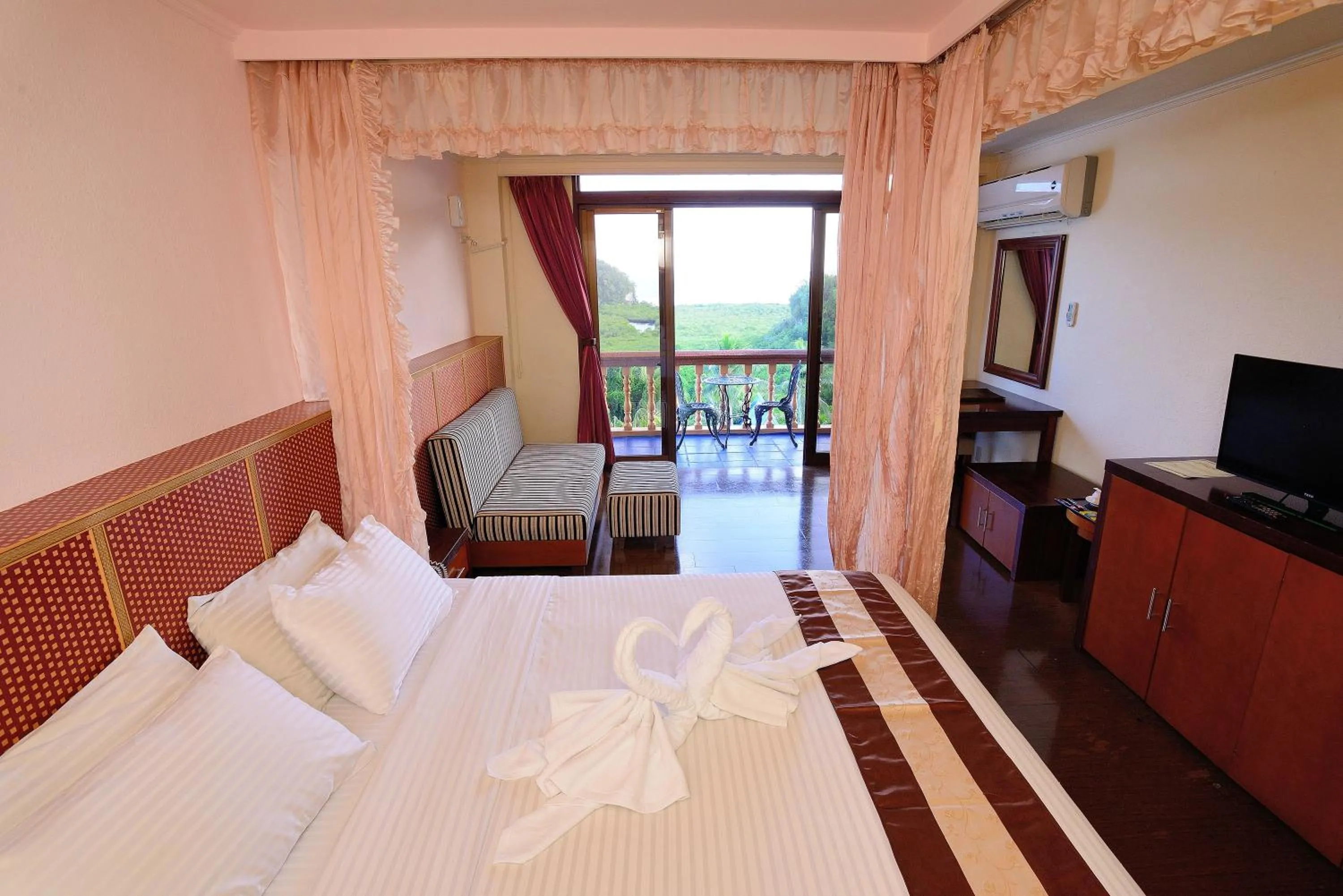 Day, Bed in Airai Water Paradise Hotel & Spa