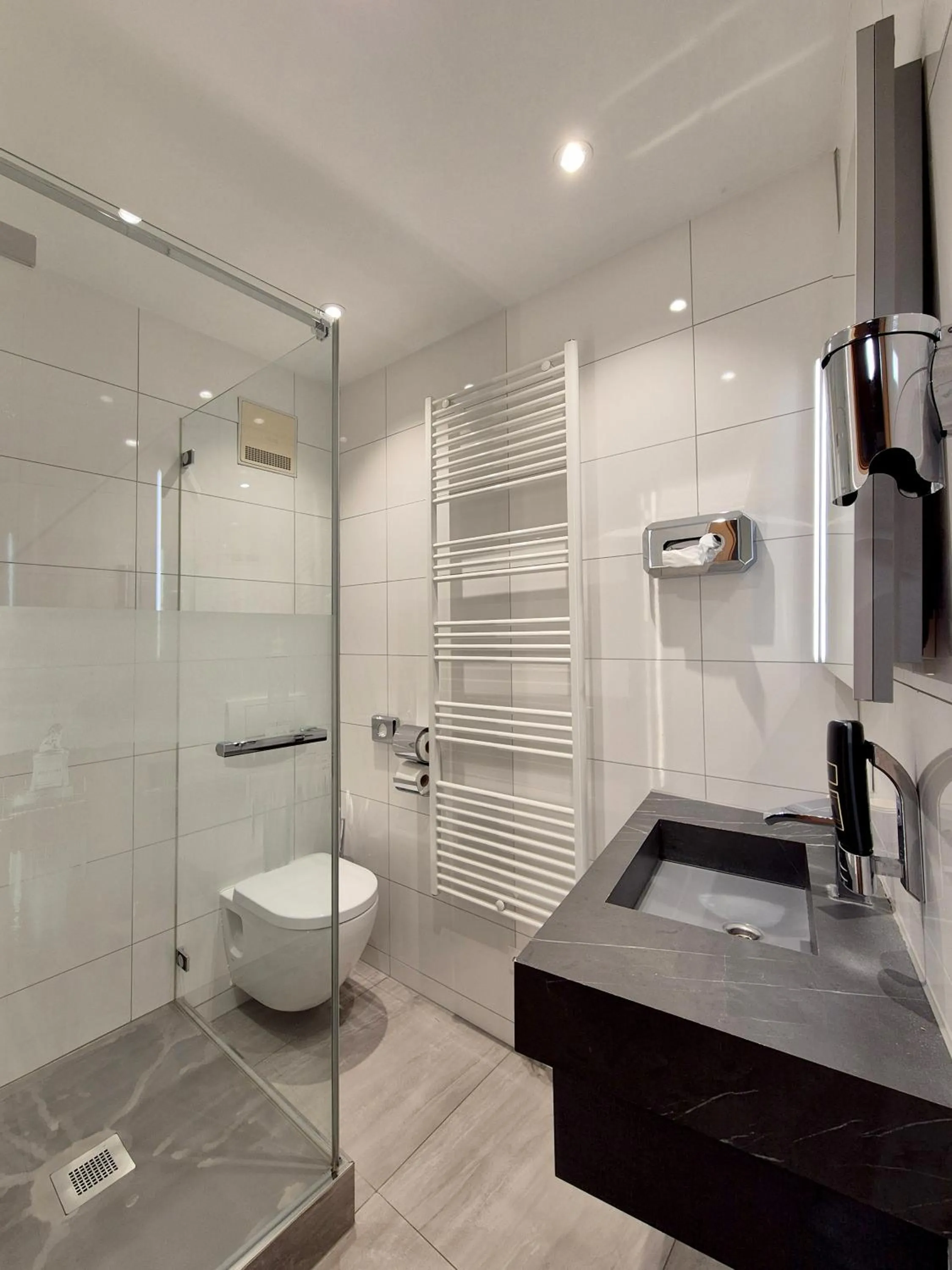 Shower in Hotel Mäuerle