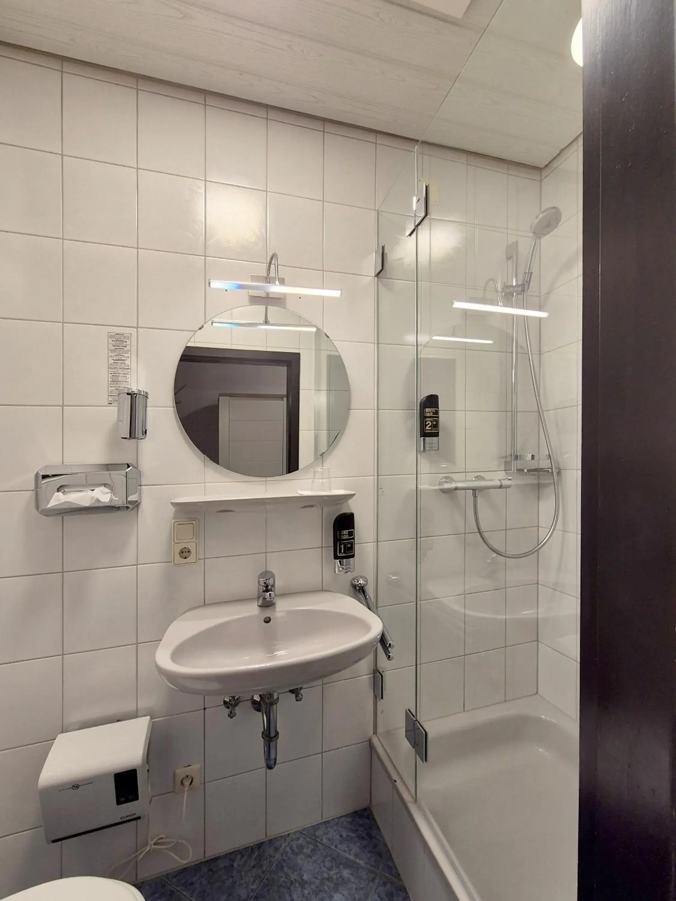 Bathroom in Hotel Mäuerle Bathroom in Hotel Mäuerle