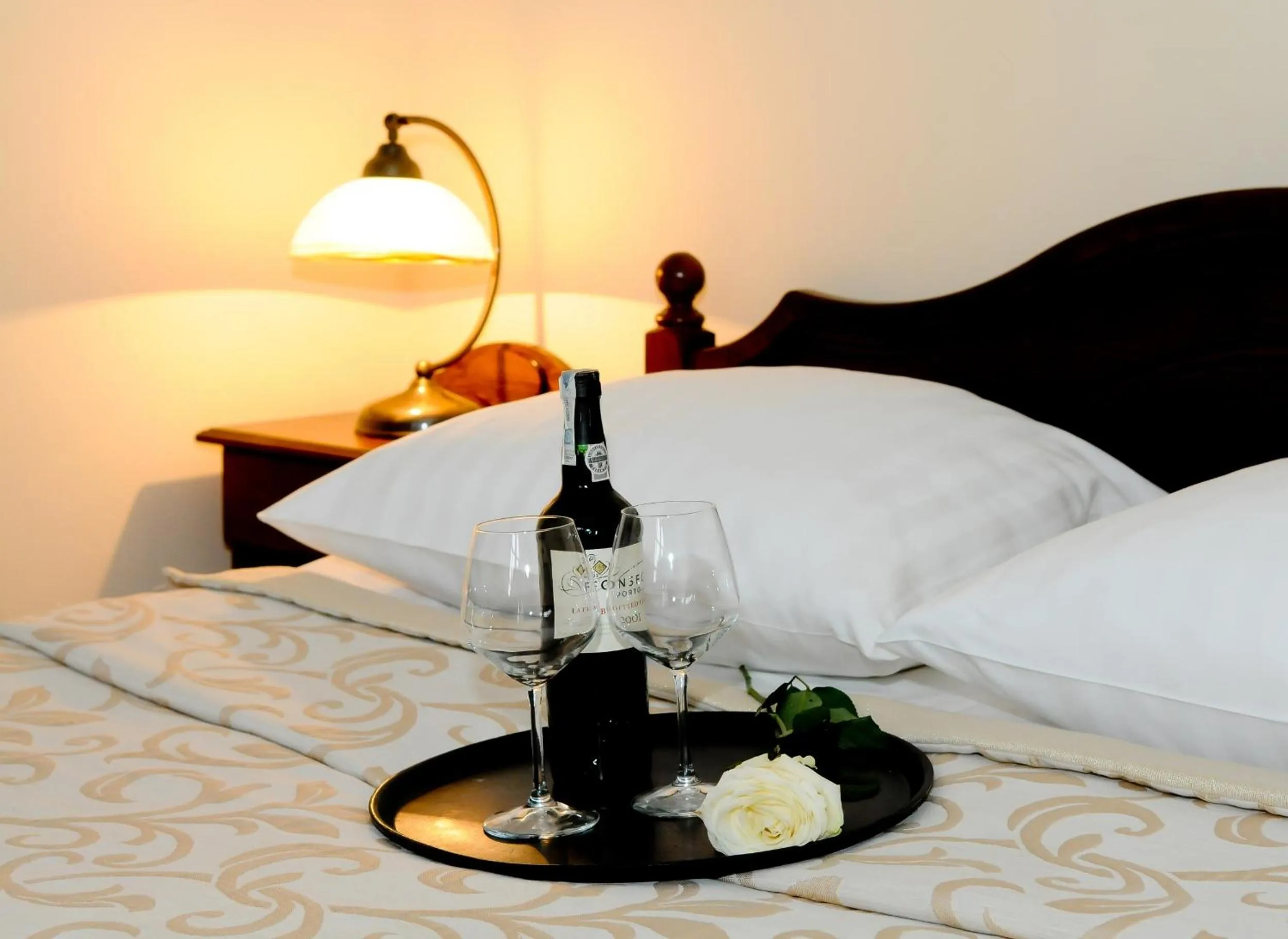 Alcoholic drinks, Bed in Hotel Dwa Księżyce