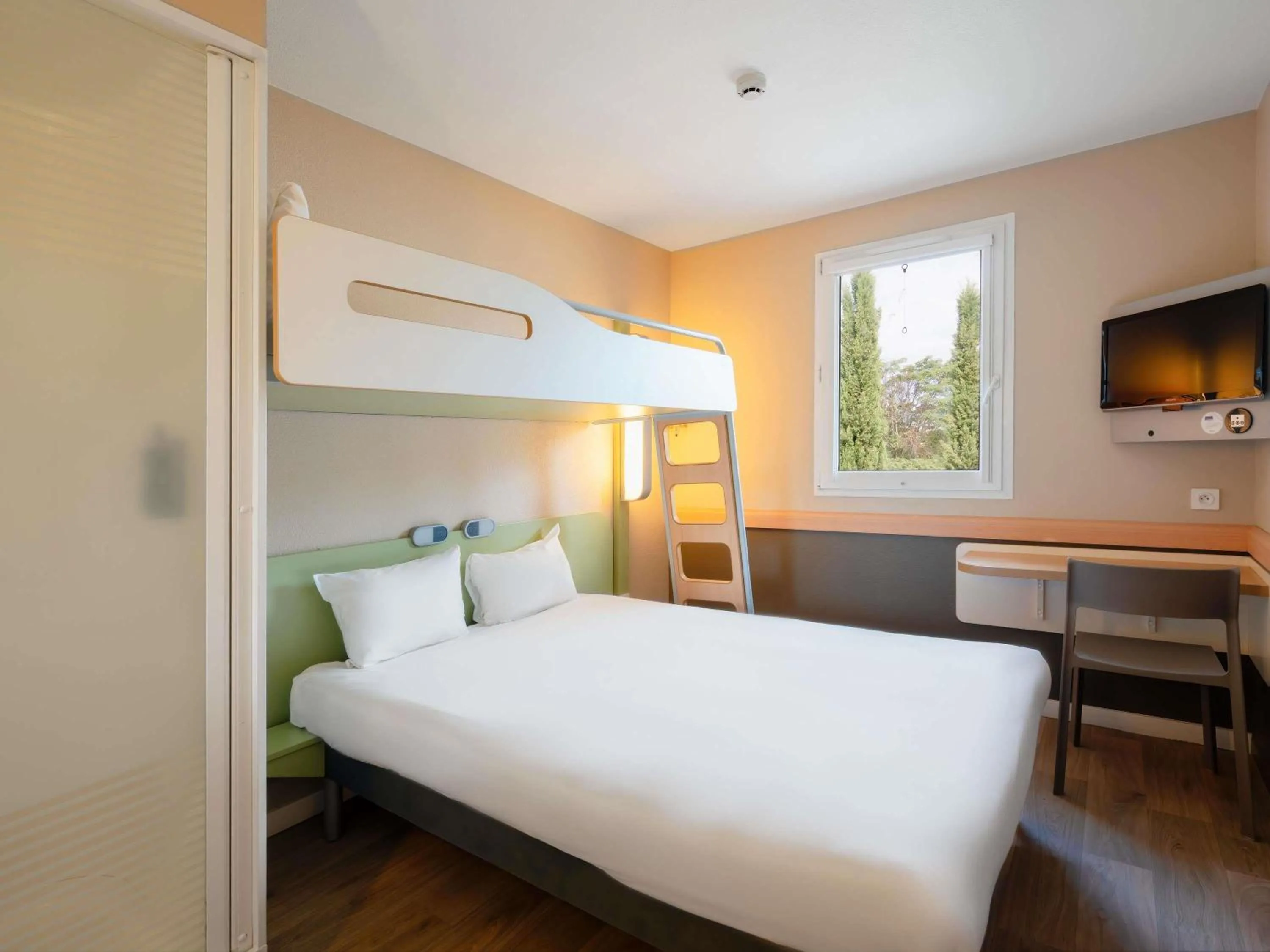 Bedroom, Bed in Ibis Budget Manosque Cadarache