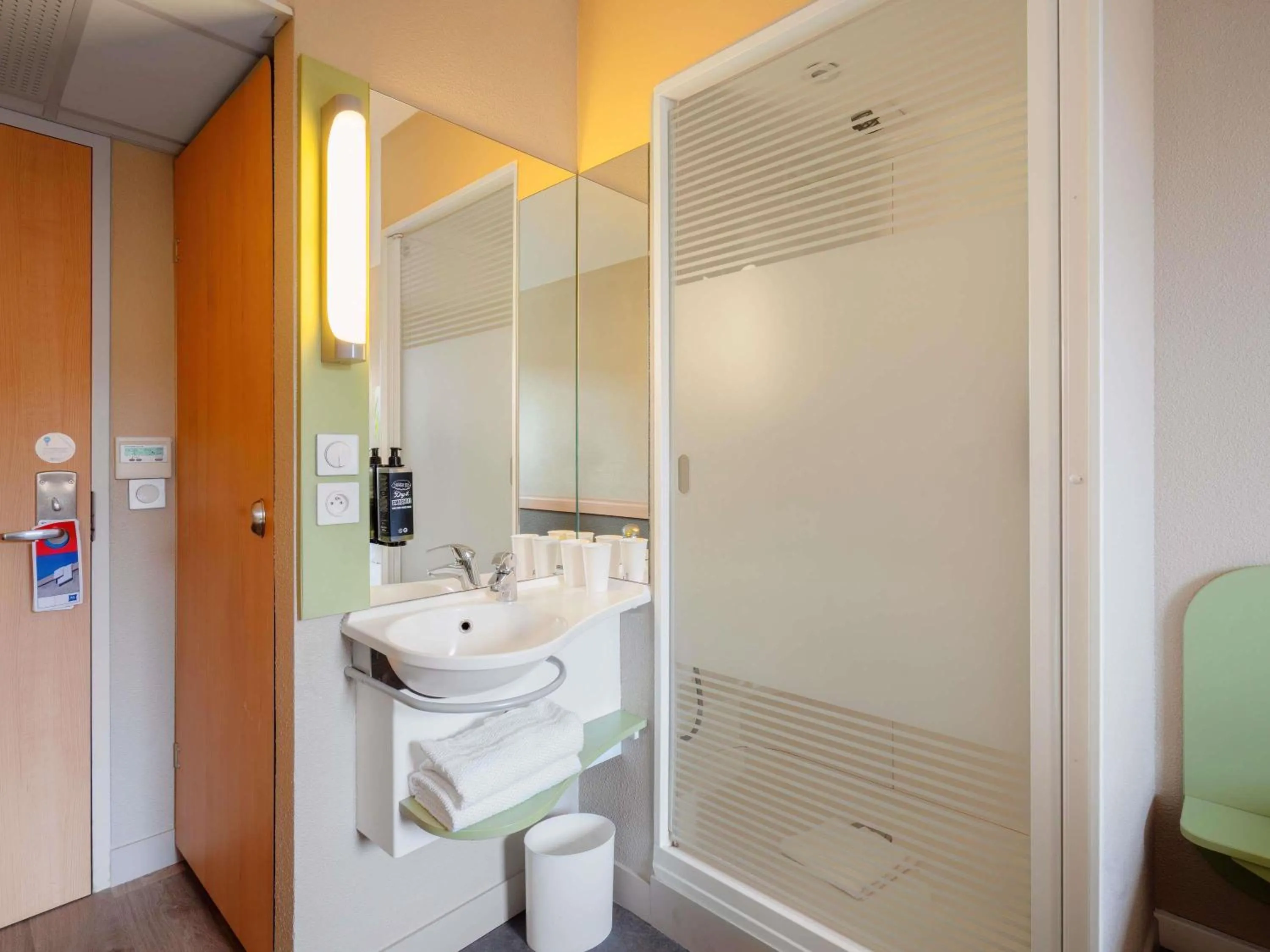 Bedroom in Ibis Budget Manosque Cadarache