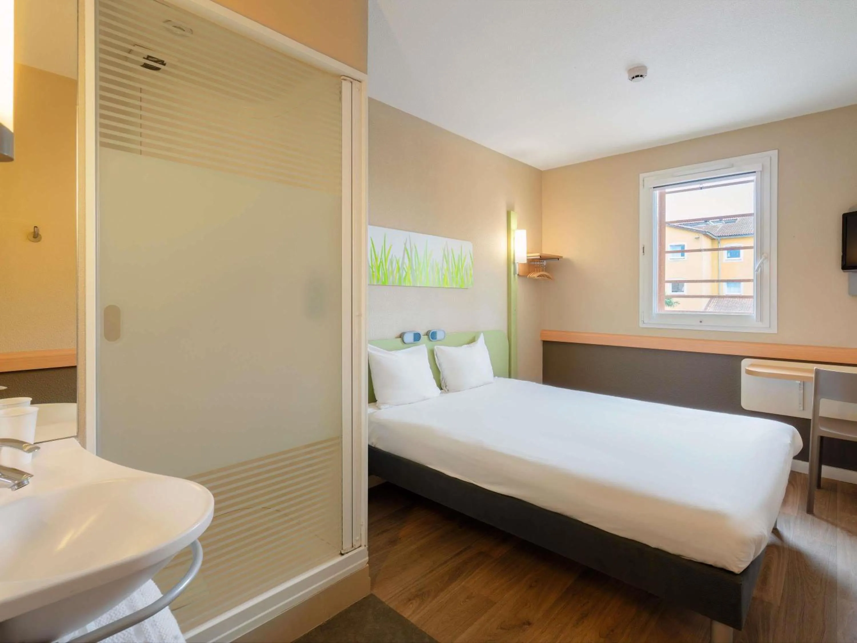 Bedroom, Bed in Ibis Budget Manosque Cadarache