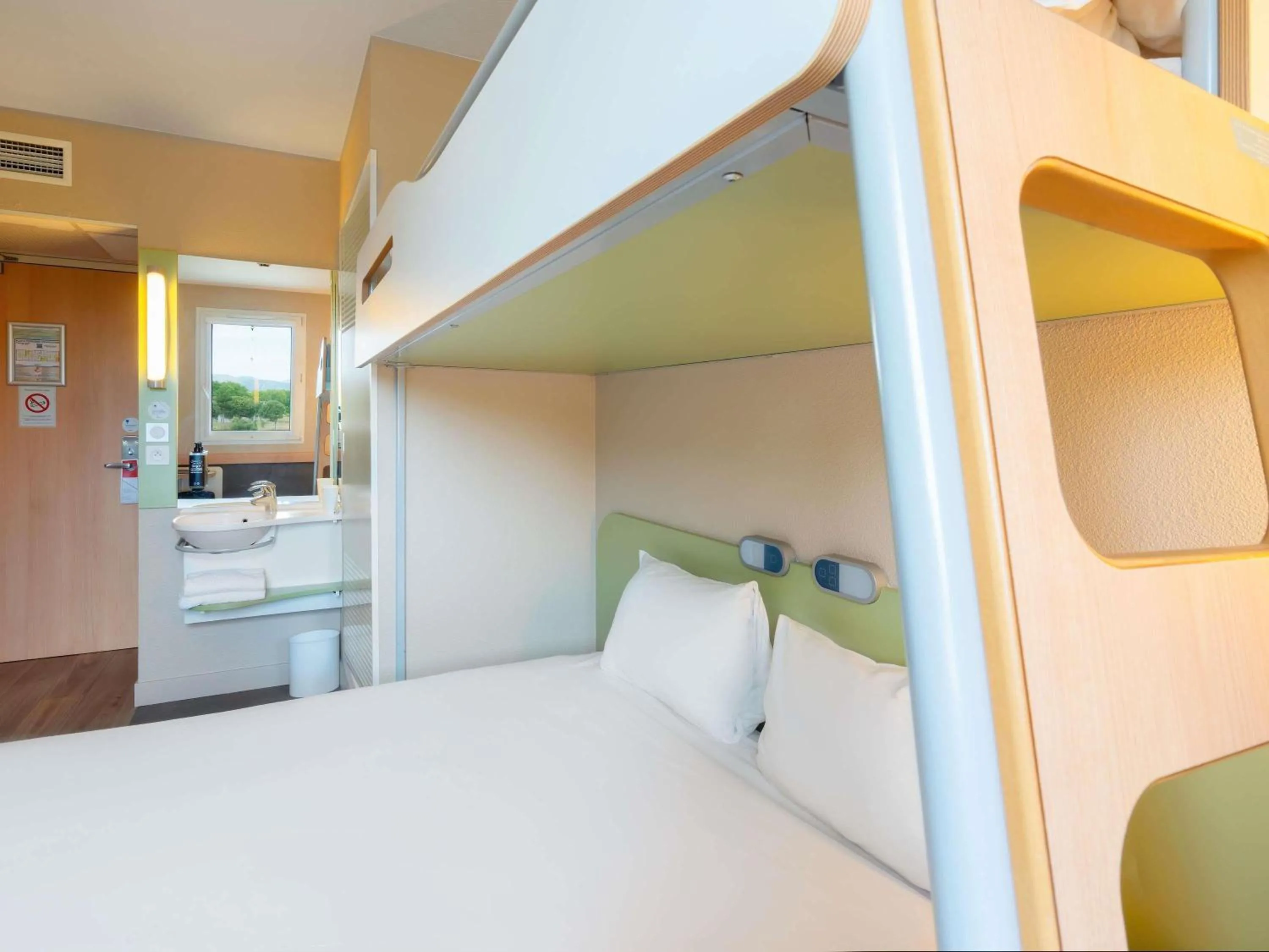 Bedroom, Bed in Ibis Budget Manosque Cadarache