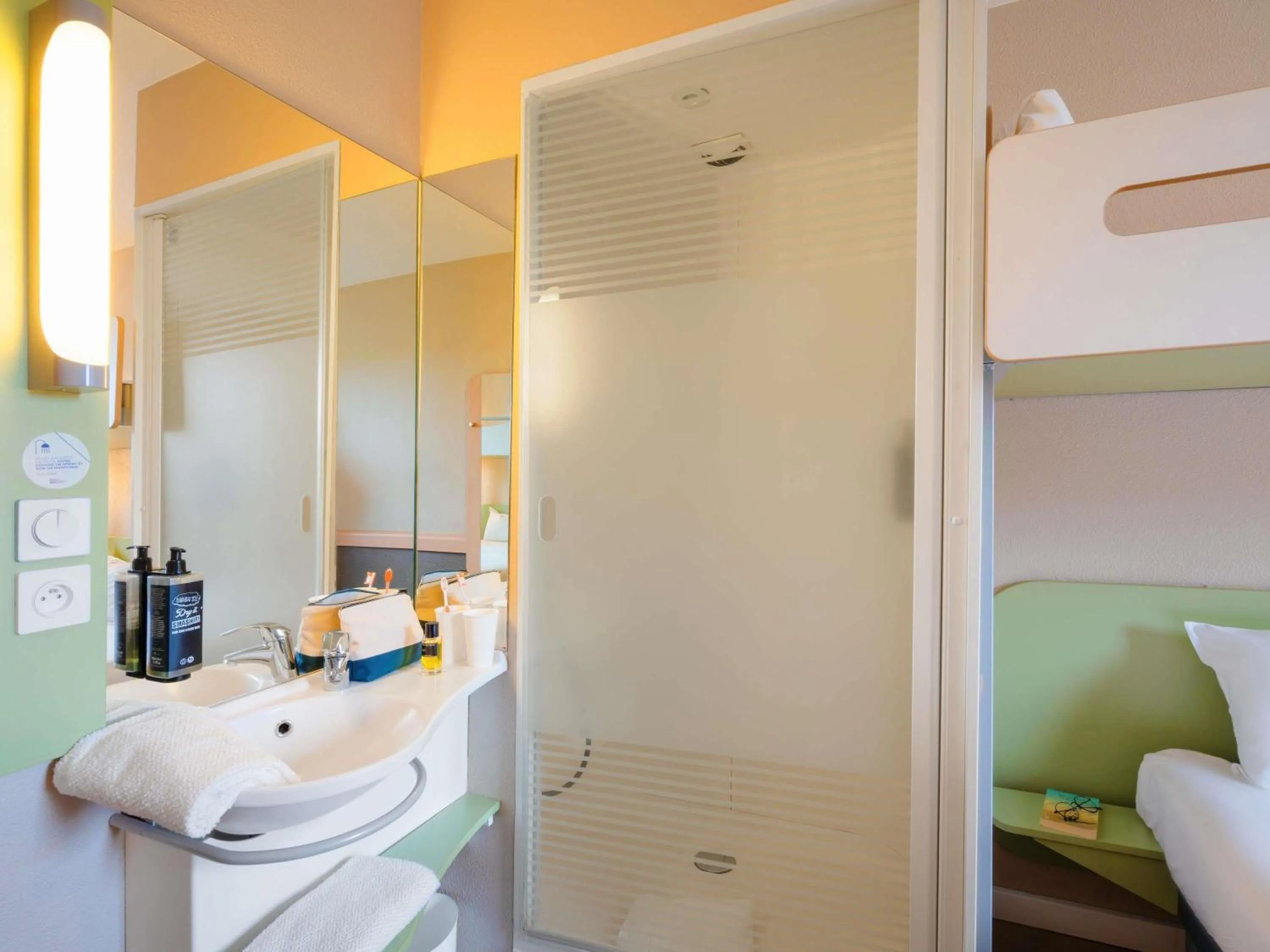 Bedroom, Bed in Ibis Budget Manosque Cadarache