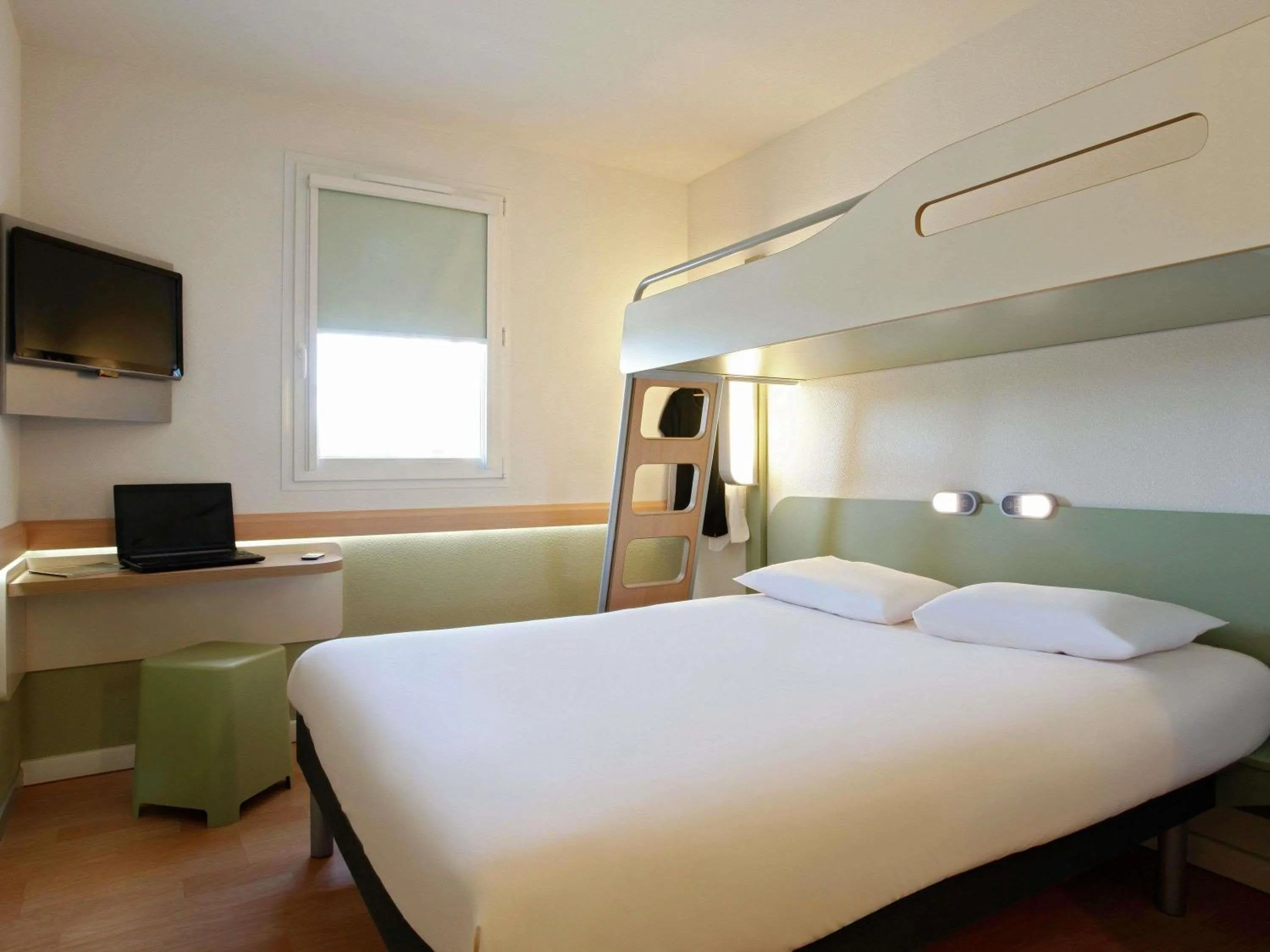 Bedroom, Bed in Ibis Budget Manosque Cadarache