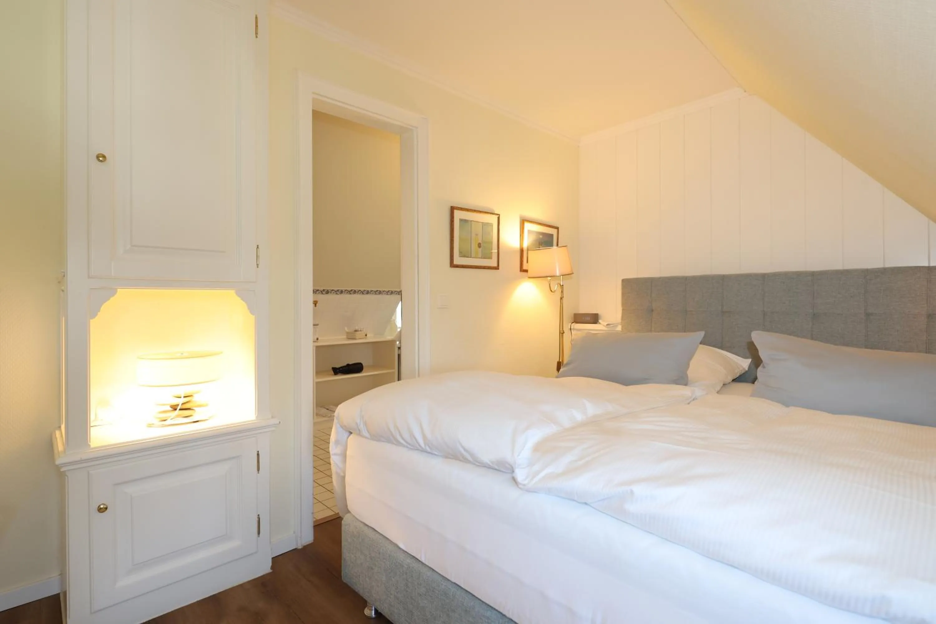 Bedroom, Bed in Boutiquehotel Seiler Hof Keitum