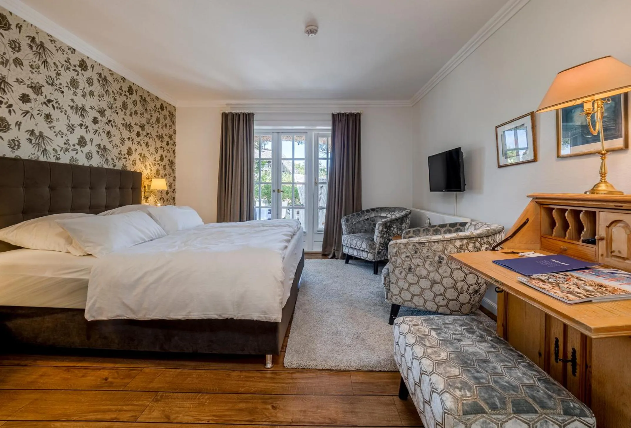 Photo of the whole room, Bed in Boutiquehotel Seiler Hof Keitum
