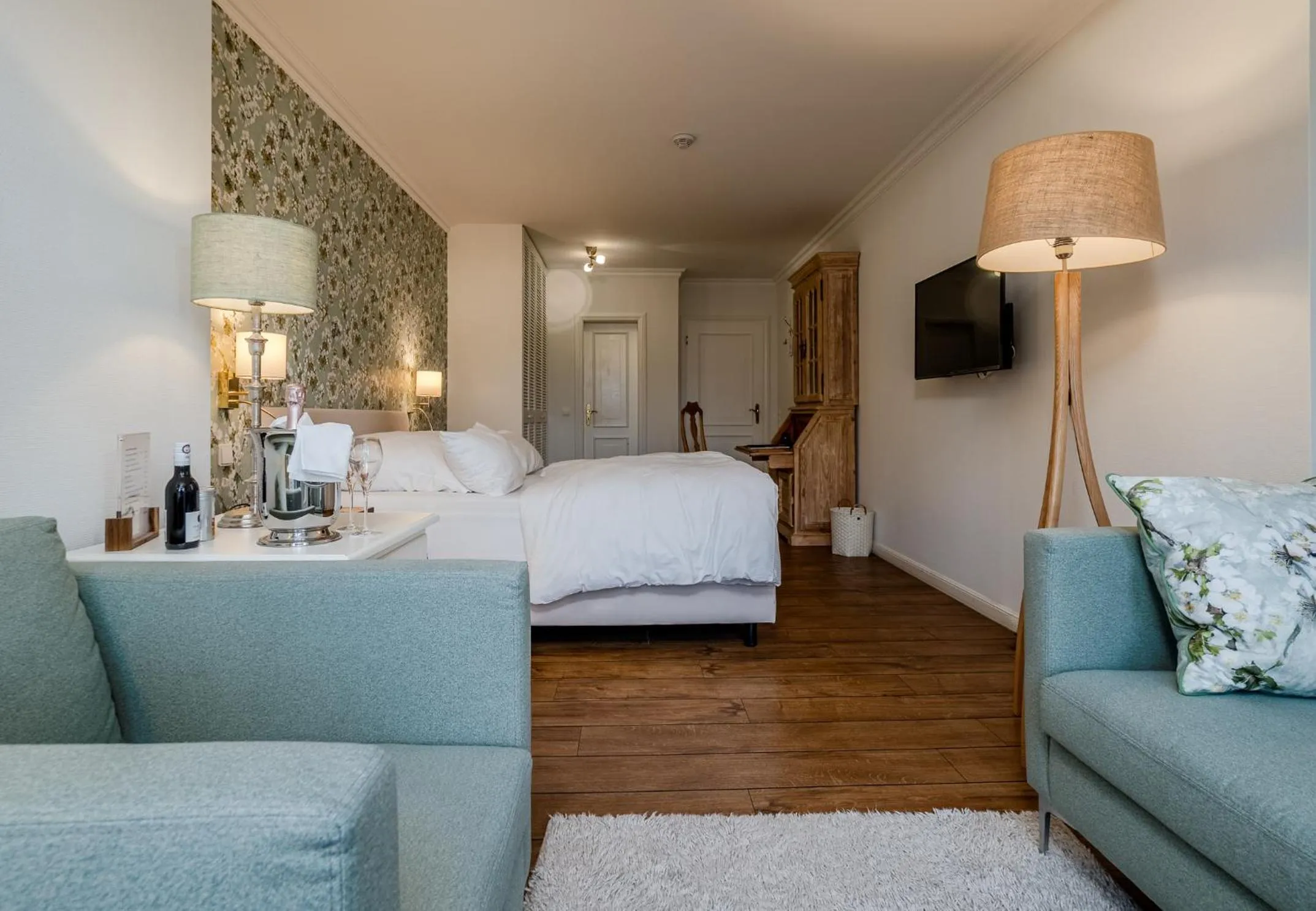 Photo of the whole room, Bed in Boutiquehotel Seiler Hof Keitum