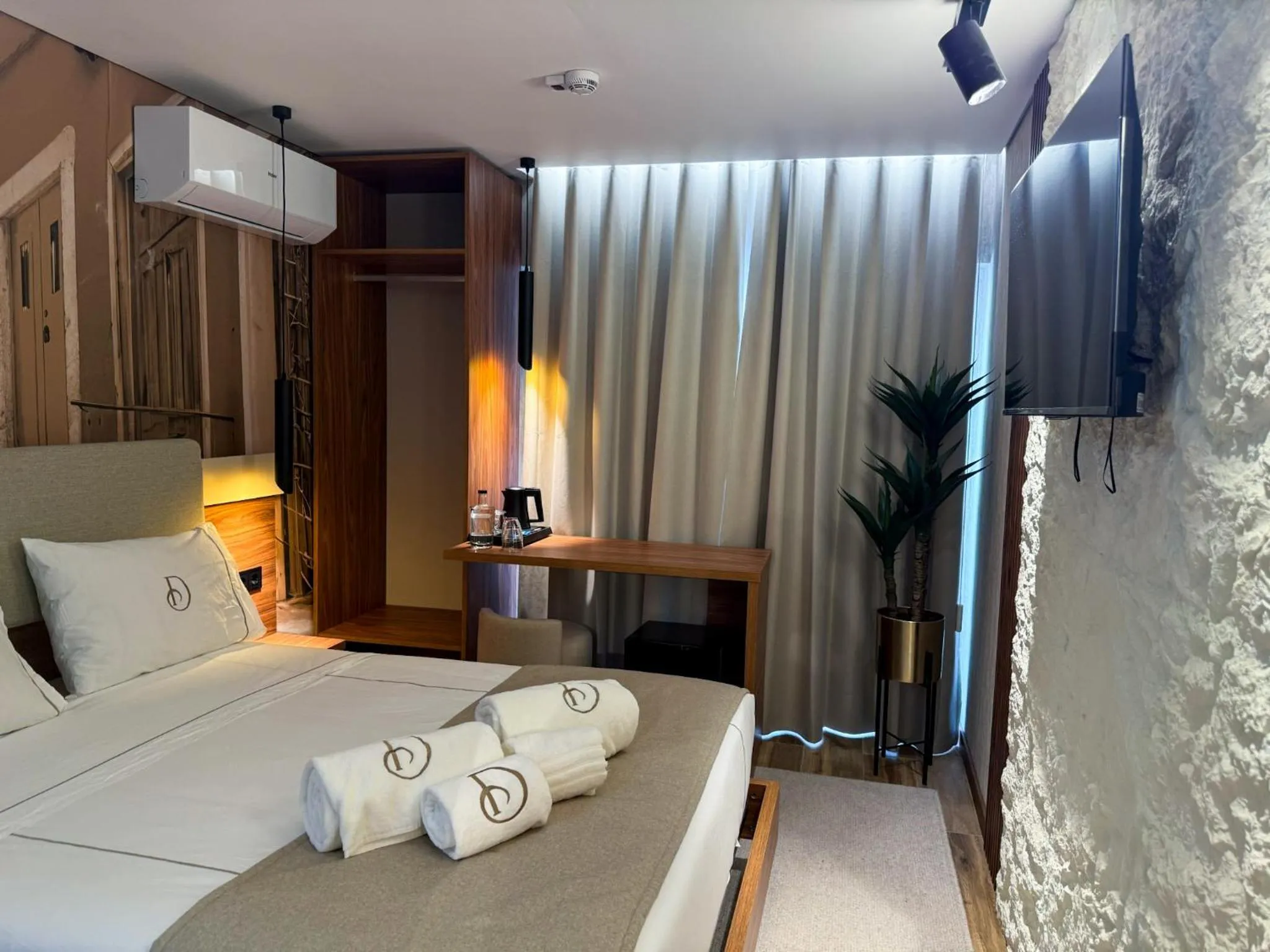 Photo of the whole room, Bed in Dom João Glamour Hotel