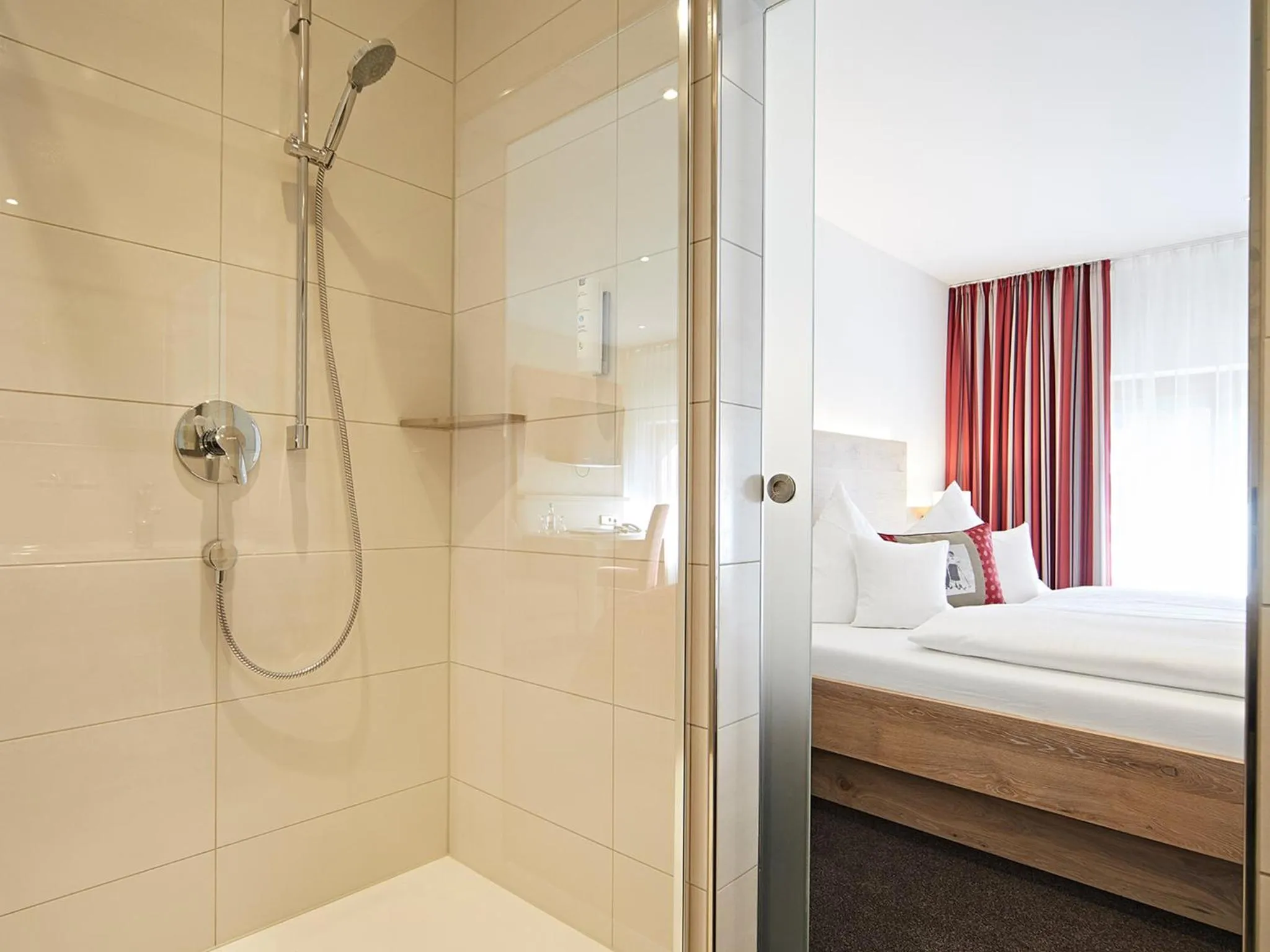 Shower, Bed in Landhotel Mohren
