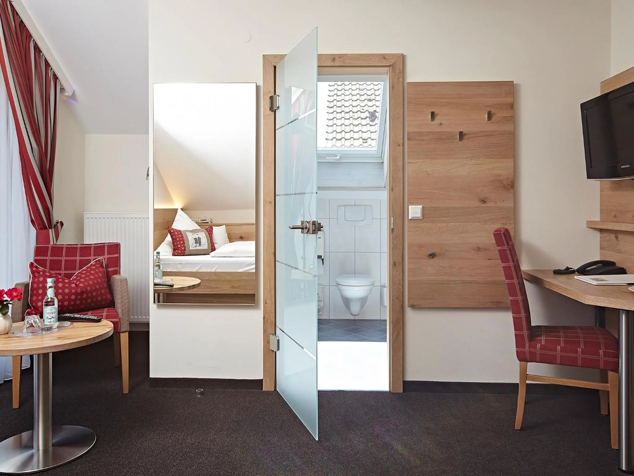 Bathroom, Bed in Landhotel Mohren