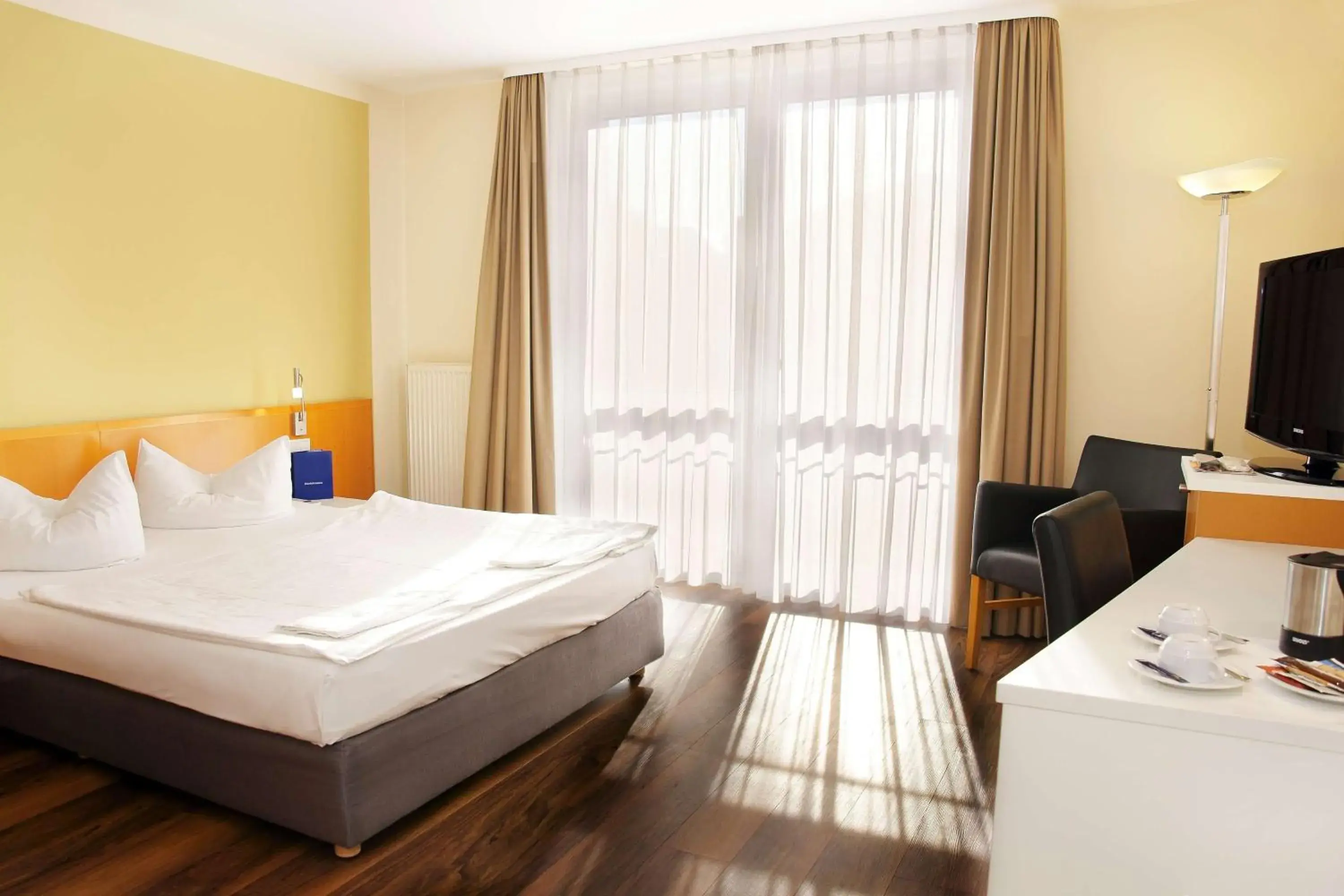 Bedroom, Bed in Best Western Macrander Hotel Dresden Bedroom, Bed in Best Western Macrander Hotel Dresden