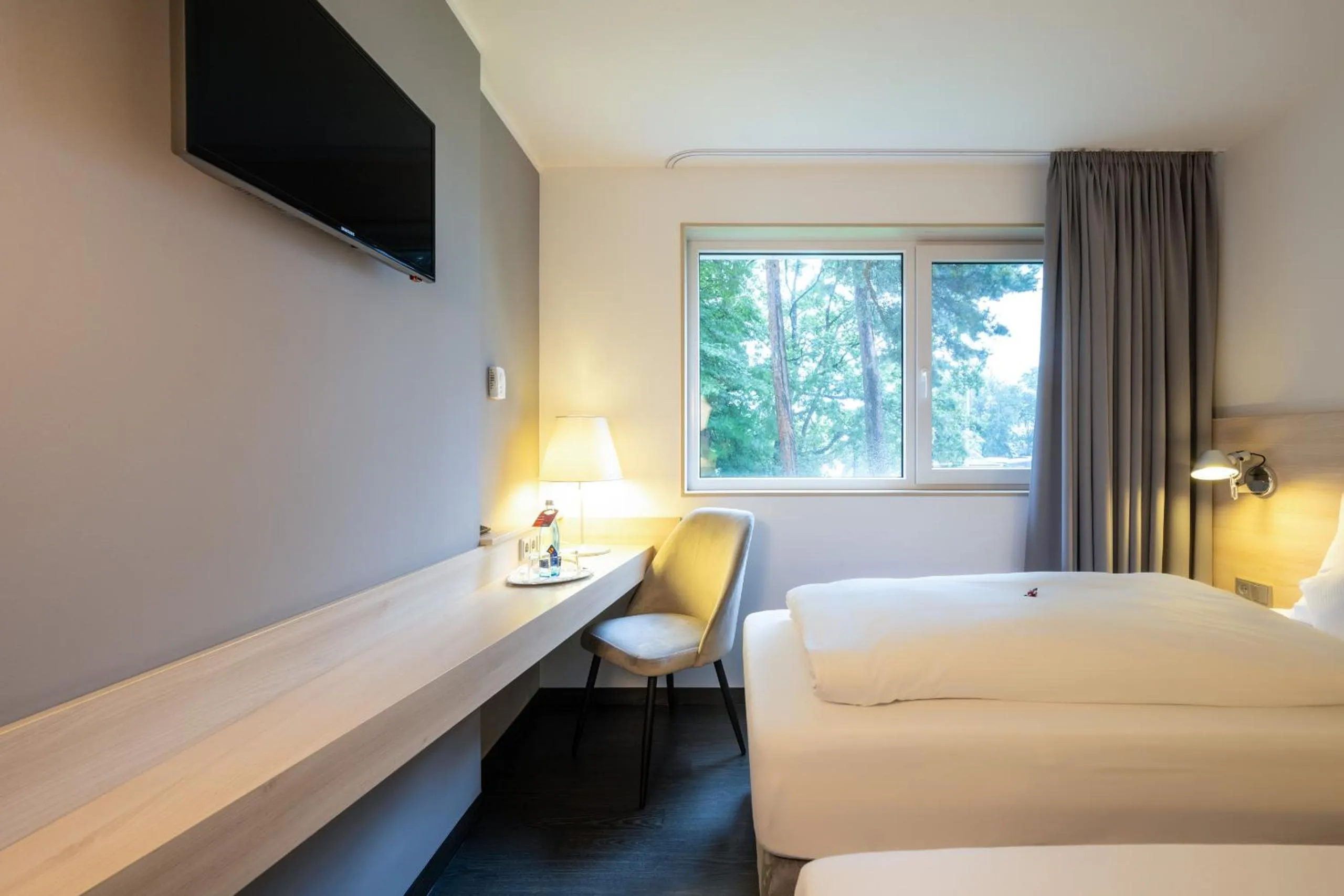 Photo of the whole room, Bed in Serways Hotel Weiskirchen Nord